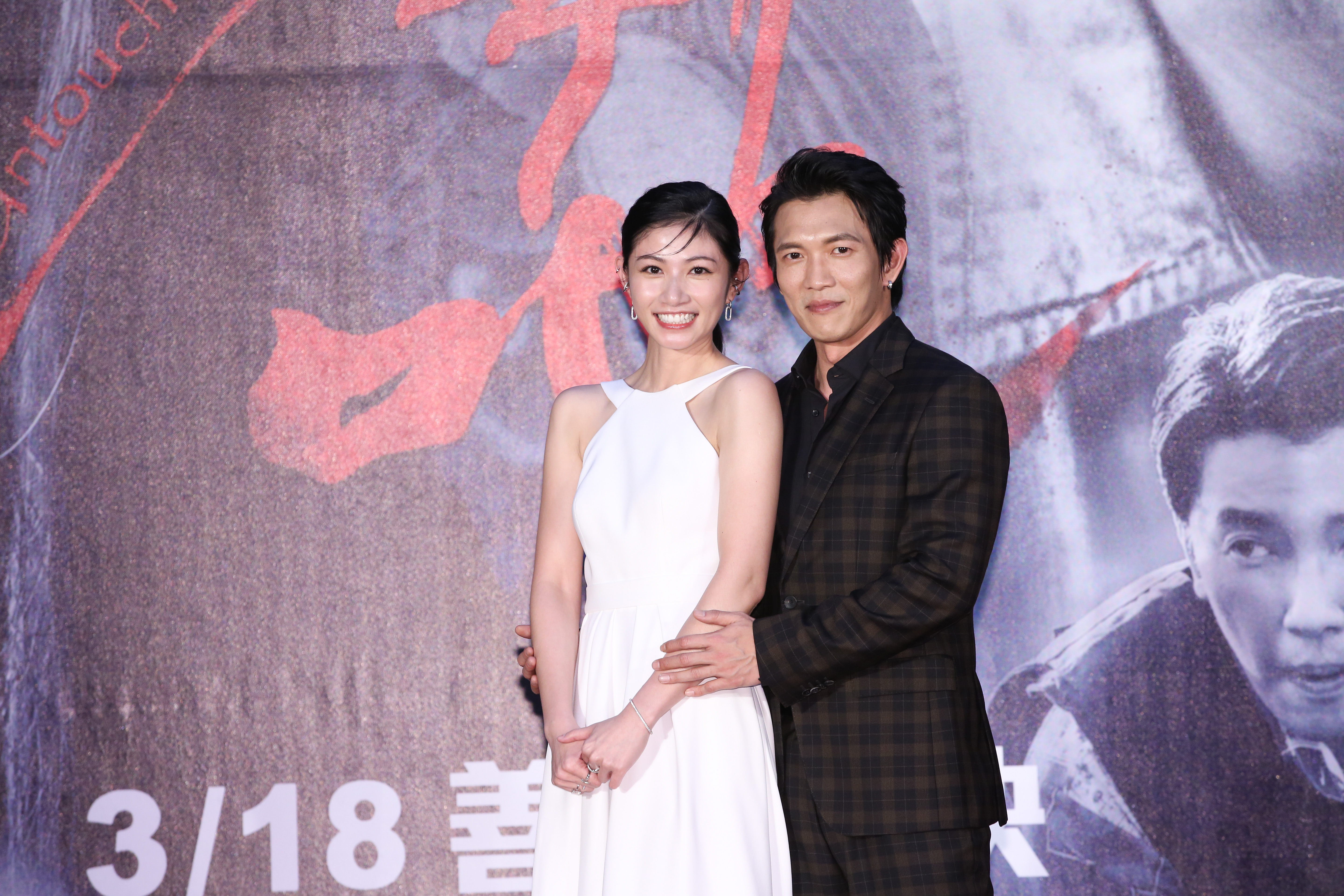 黃尚禾與李千那認愛後再同框，媒體起鬨要黃尚禾公主抱女友，最後他僅輕摟李千那腰際交差。