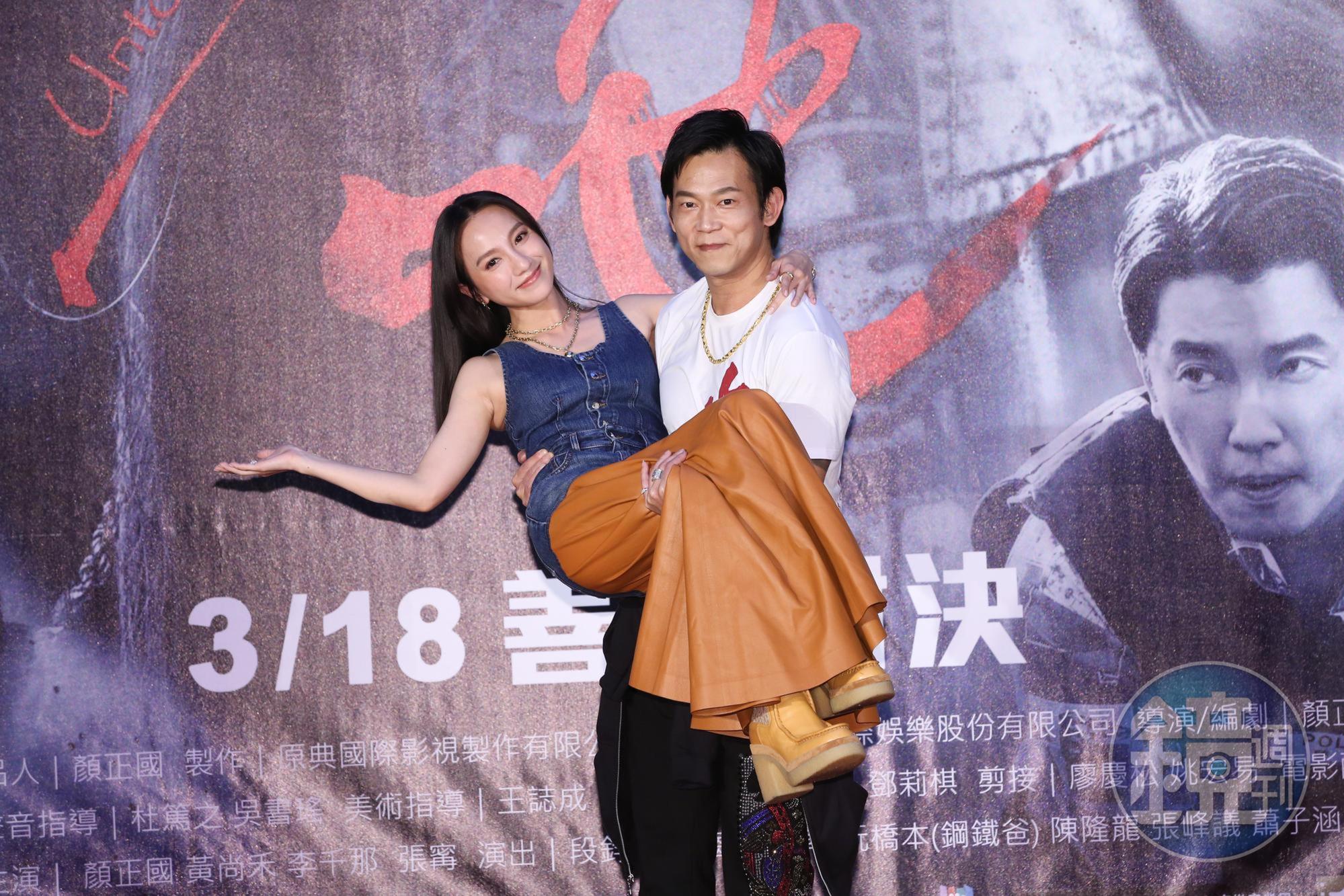 顏正國公主抱起片中的老婆張寗，主持人笑稱「一抱還一報」，報答老婆為他的付出。