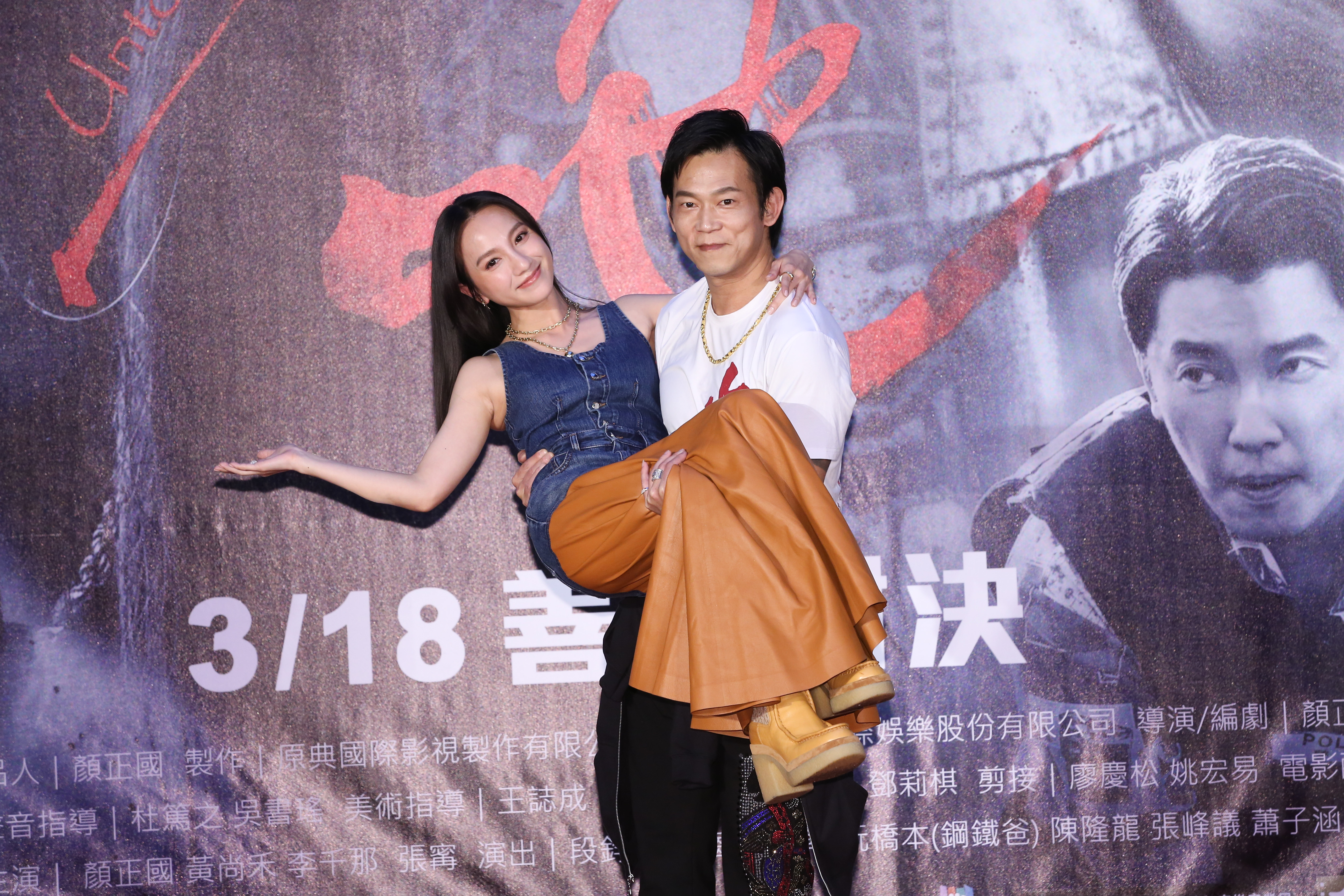 顏正國公主抱起片中的老婆張寗,主持人笑稱「一抱還一報」,報答老婆為他的付出。