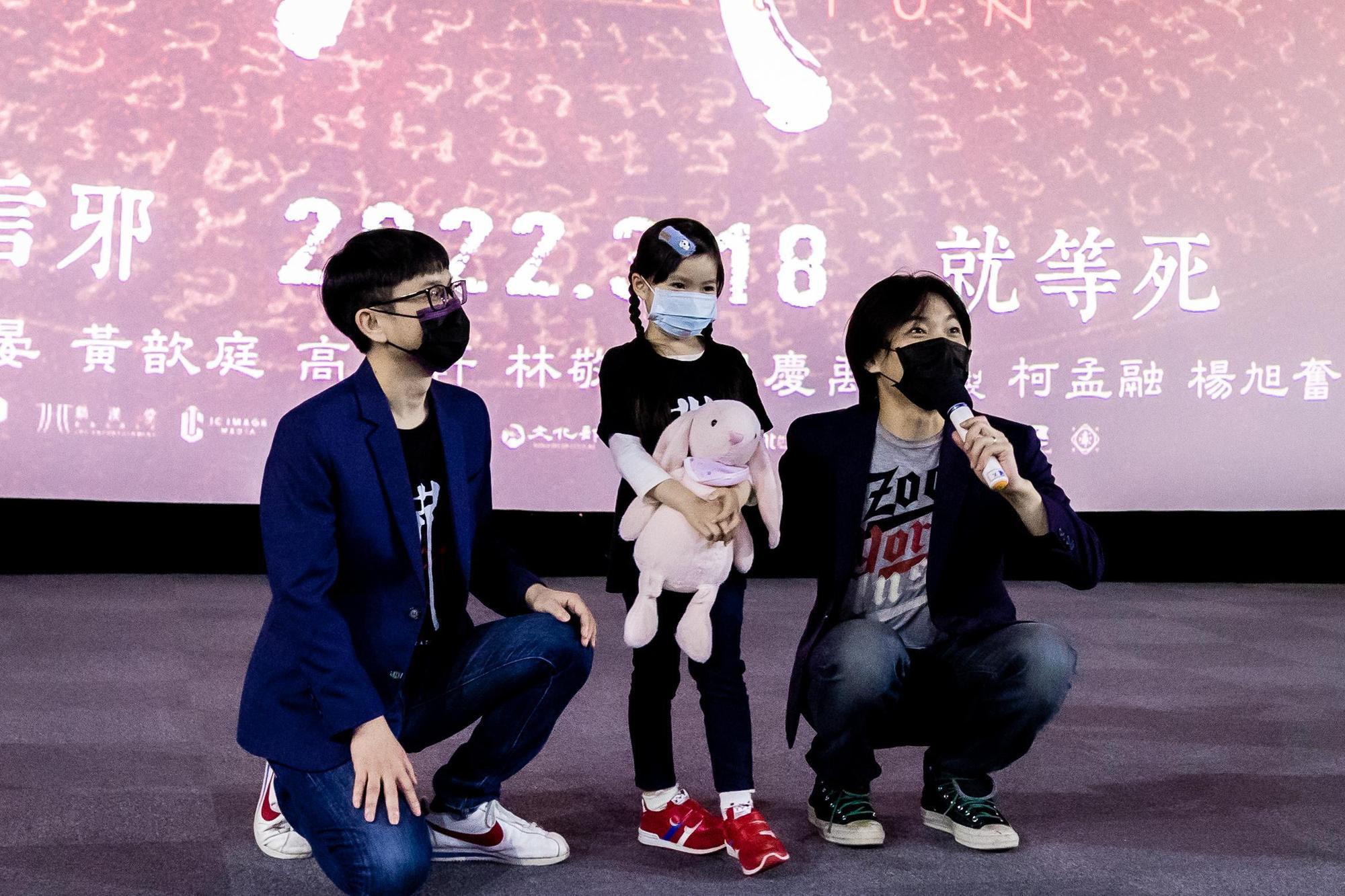 身為高雄人的柯孟融回到家鄉,與監製楊旭奮、童星黃歆庭出席高雄首映會,謝謝鄉親支持。(牽猴子提供)