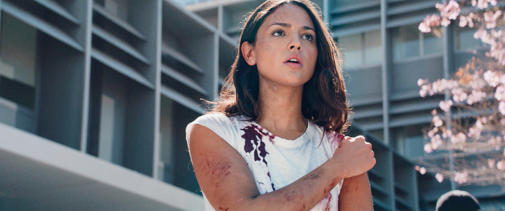 女星艾莎岡薩雷在《劫命救護》飾演被挾持的救護員凱蜜，她表示麥可貝首次以如此不同的角度關注女性。（UIP提供）