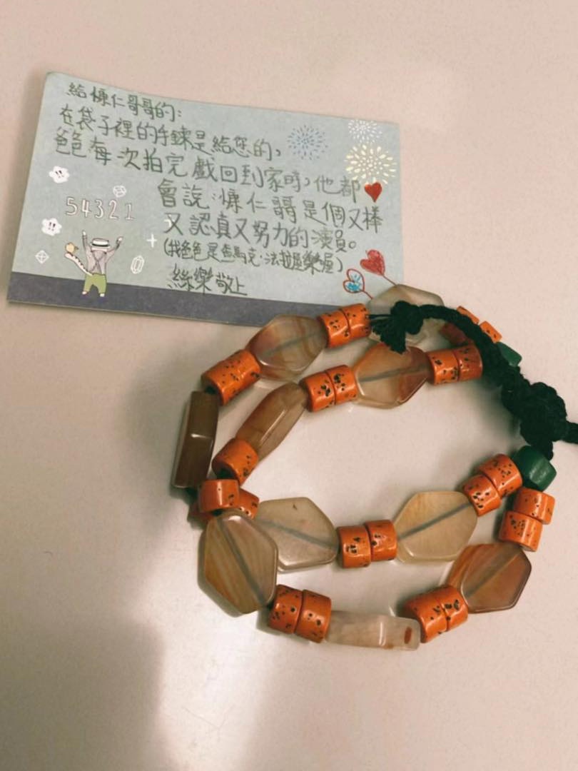 查馬克的女兒寫小卡片給吳慷仁，表示爸爸說他是認真又努力的演員。（翻攝自吳慷仁臉書）
