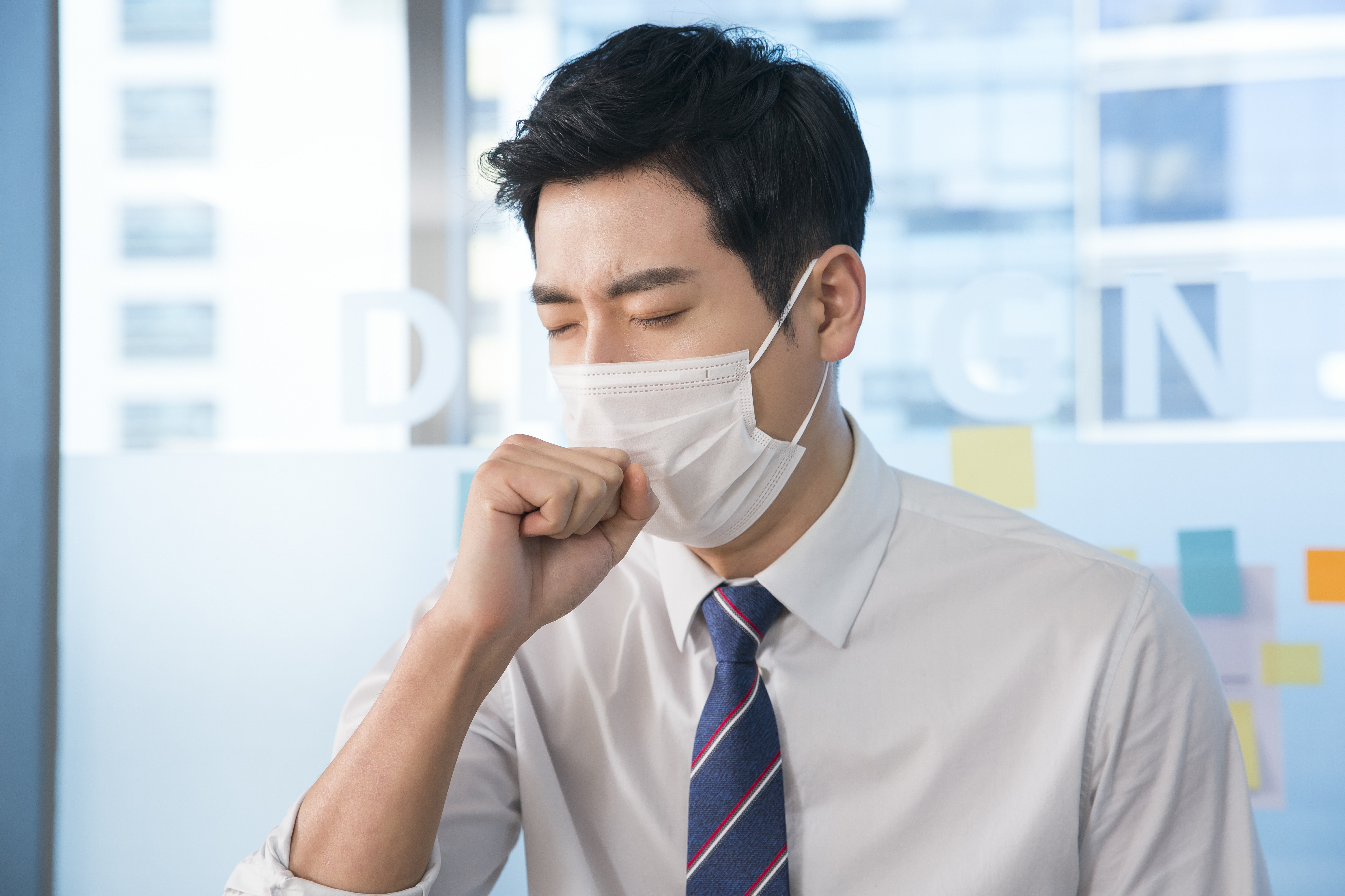 有網友聲稱要找新冠帶原者到處咳嗽，遭警方函送法辦。示意圖，非當事人。（東方IC）