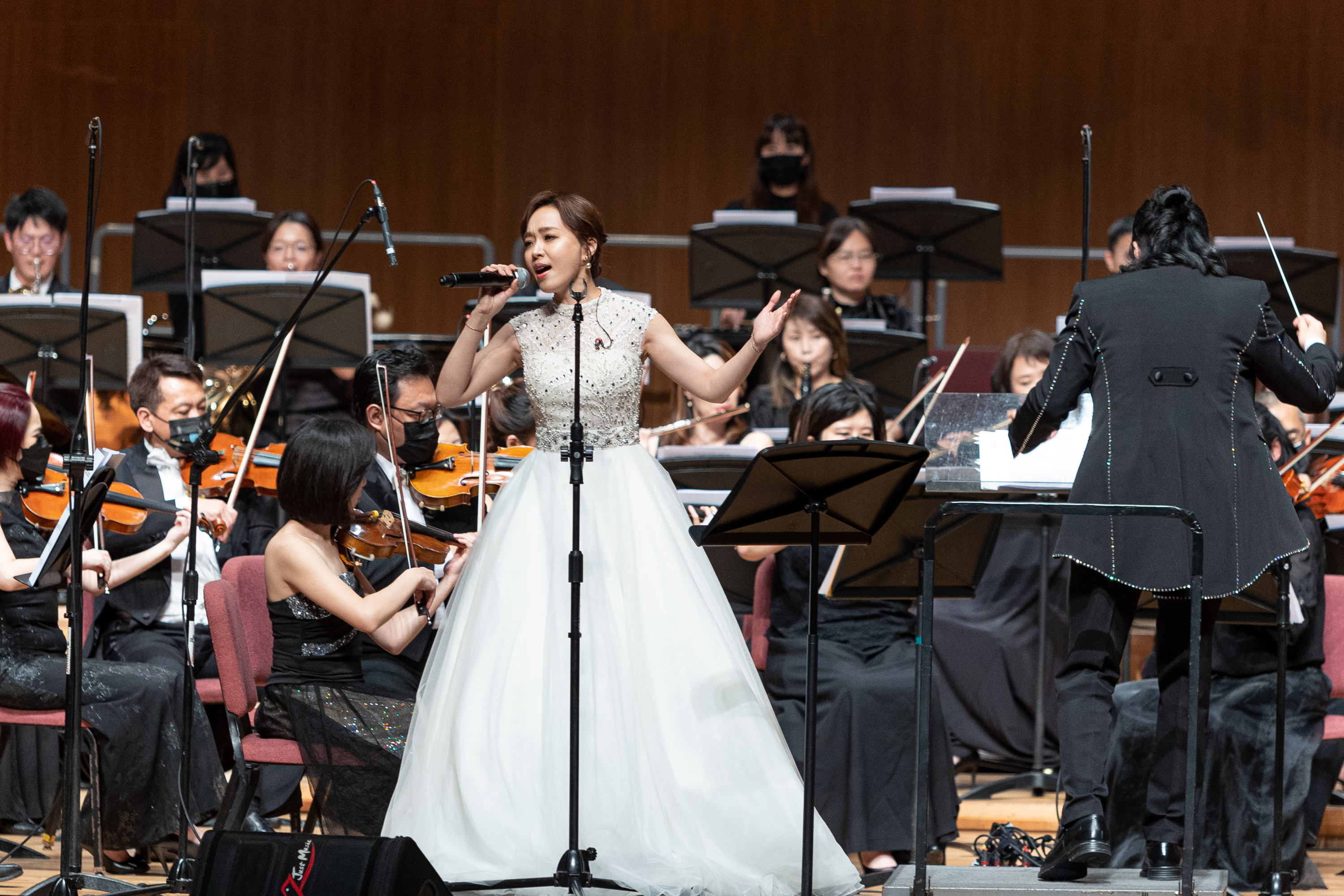 實力派歌手方雅賢搭配交響樂團演唱多首百老匯曲目，讓音樂會精彩萬分。（寶吉祥交響樂團提供）