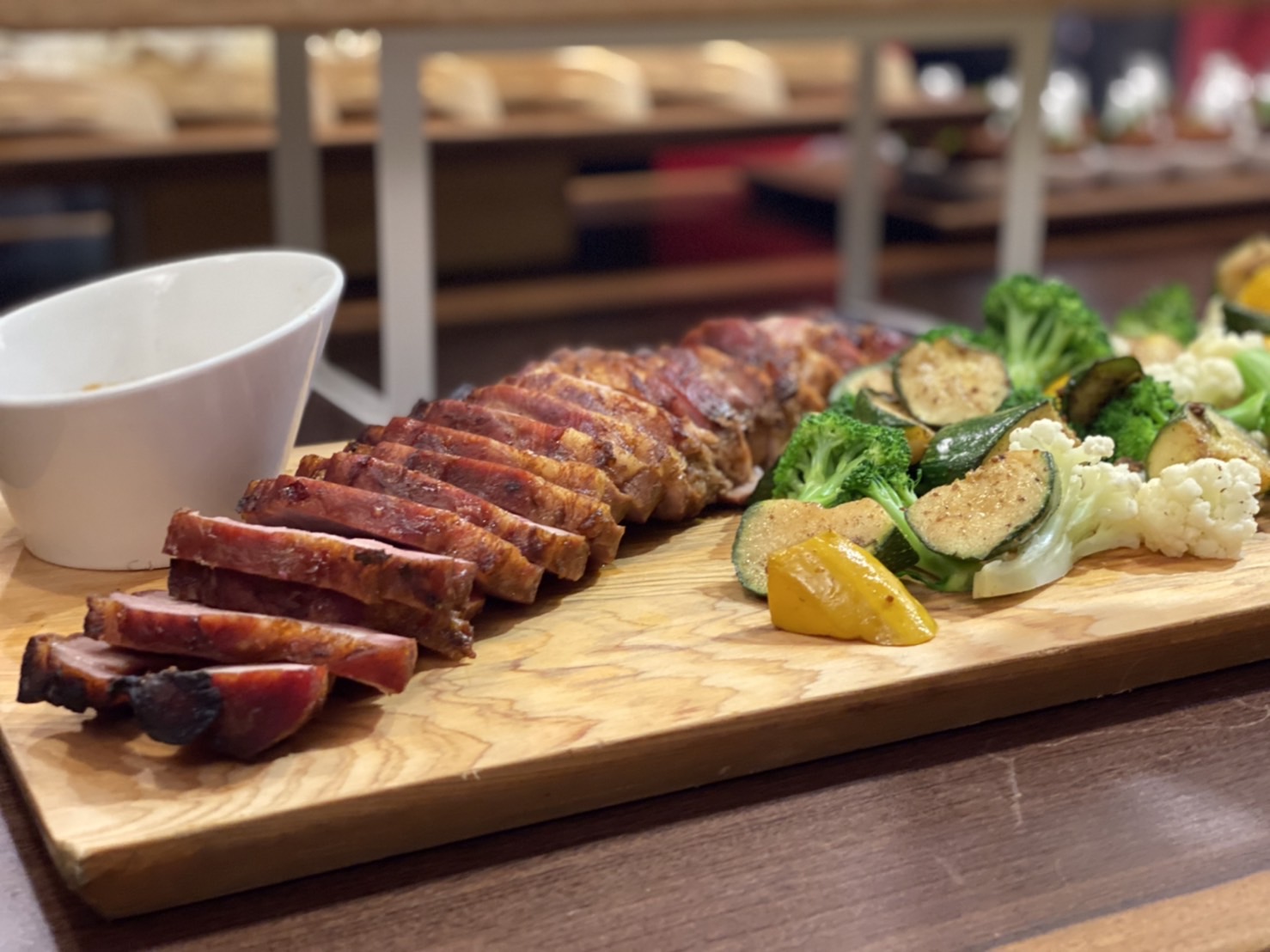 「2021+桃園地景藝術節」席開的「桃園宴」餐會，食材皆來自桃園，主題呈現在地可食的風土味道。