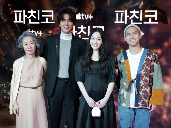 《柏青哥》主要演員尹汝貞（左起）、李敏鎬、金敏荷、陳河今在美國出席現場記者會。（翻攝自JOYNEWS）