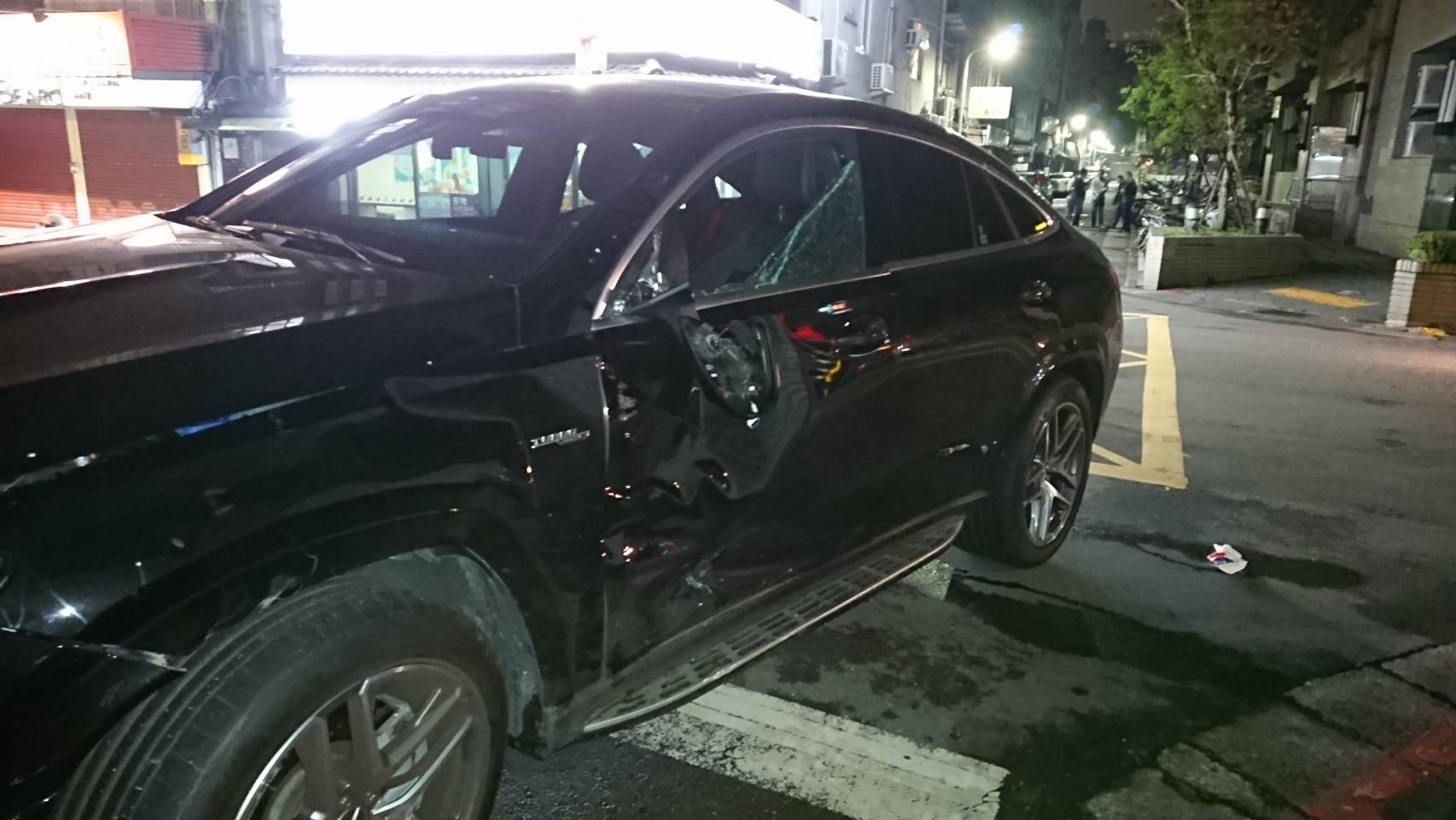 肇事賓士車多處毀損。（翻攝畫面）