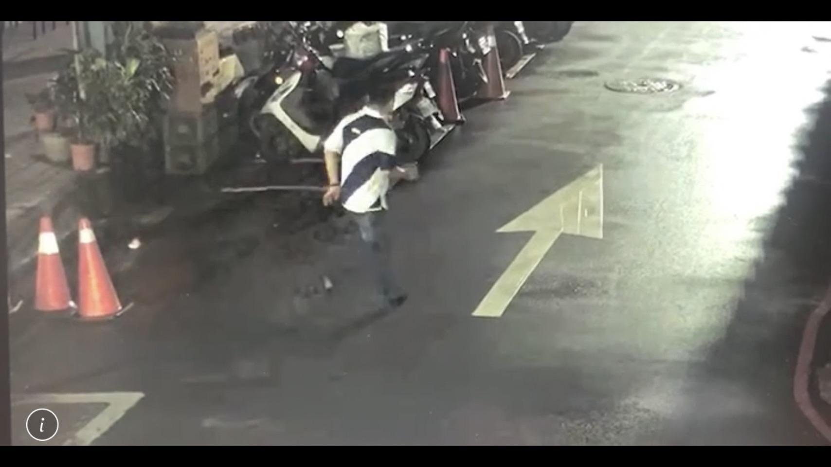 賓士駕駛呂男棄車轉搭計程車逃離現場。(翻攝畫面)
