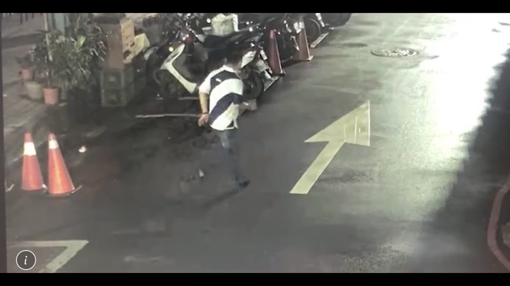 賓士駕駛呂男棄車轉搭計程車逃離現場。(翻攝畫面)