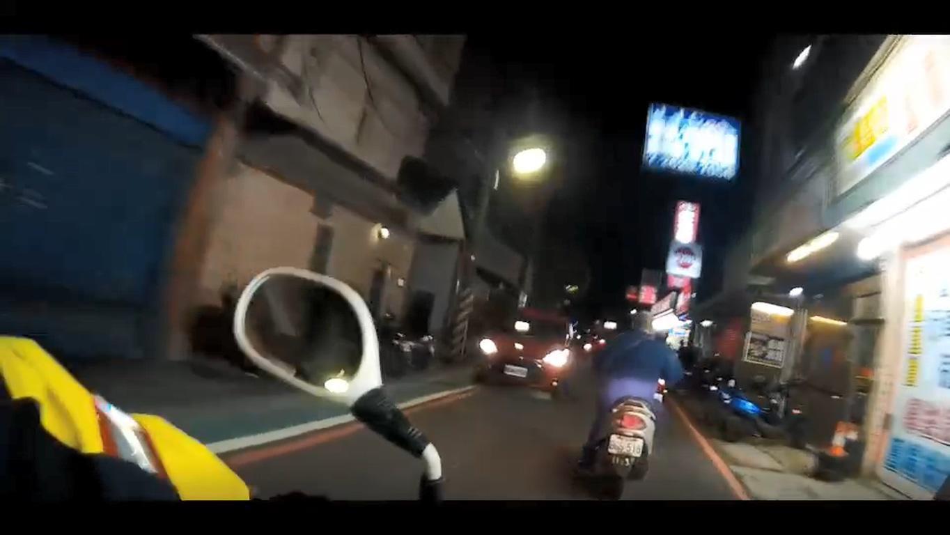 蔡男未戴安全帽及口罩遭攔查。（警方提供）