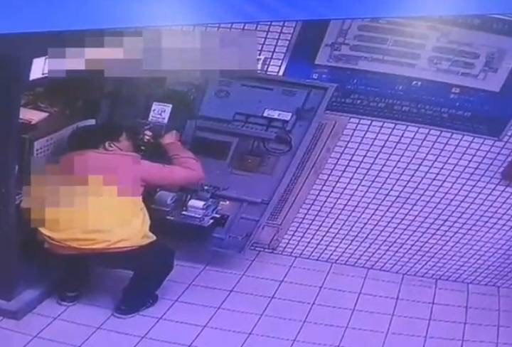 吳男打開停車場自動繳費機偷走現金。（翻攝畫面）