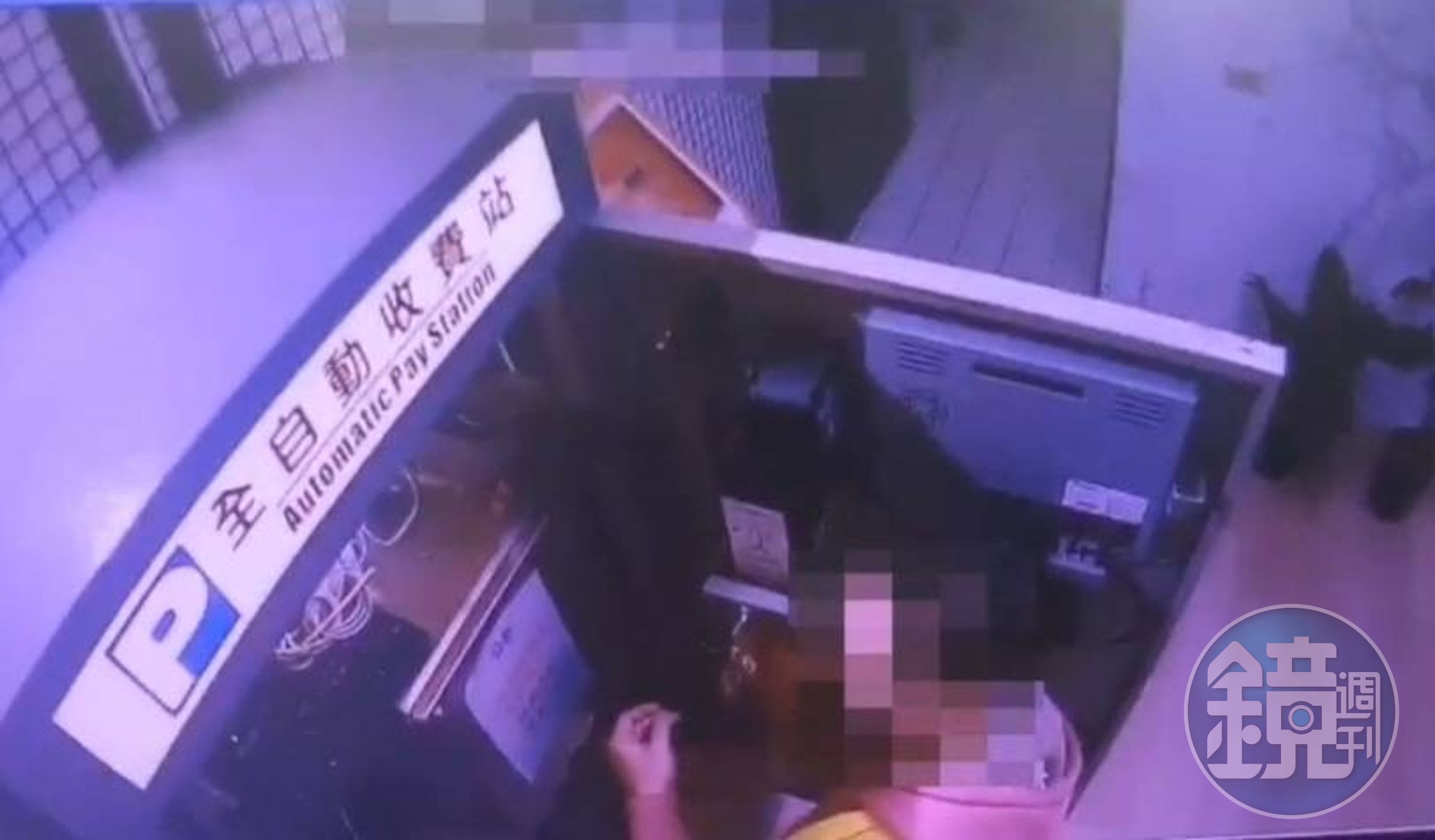 吳男打開停車場自動繳費機偷走現金。（翻攝畫面）