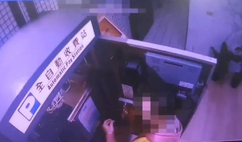 吳男打開停車場自動繳費機偷走現金。（翻攝畫面）