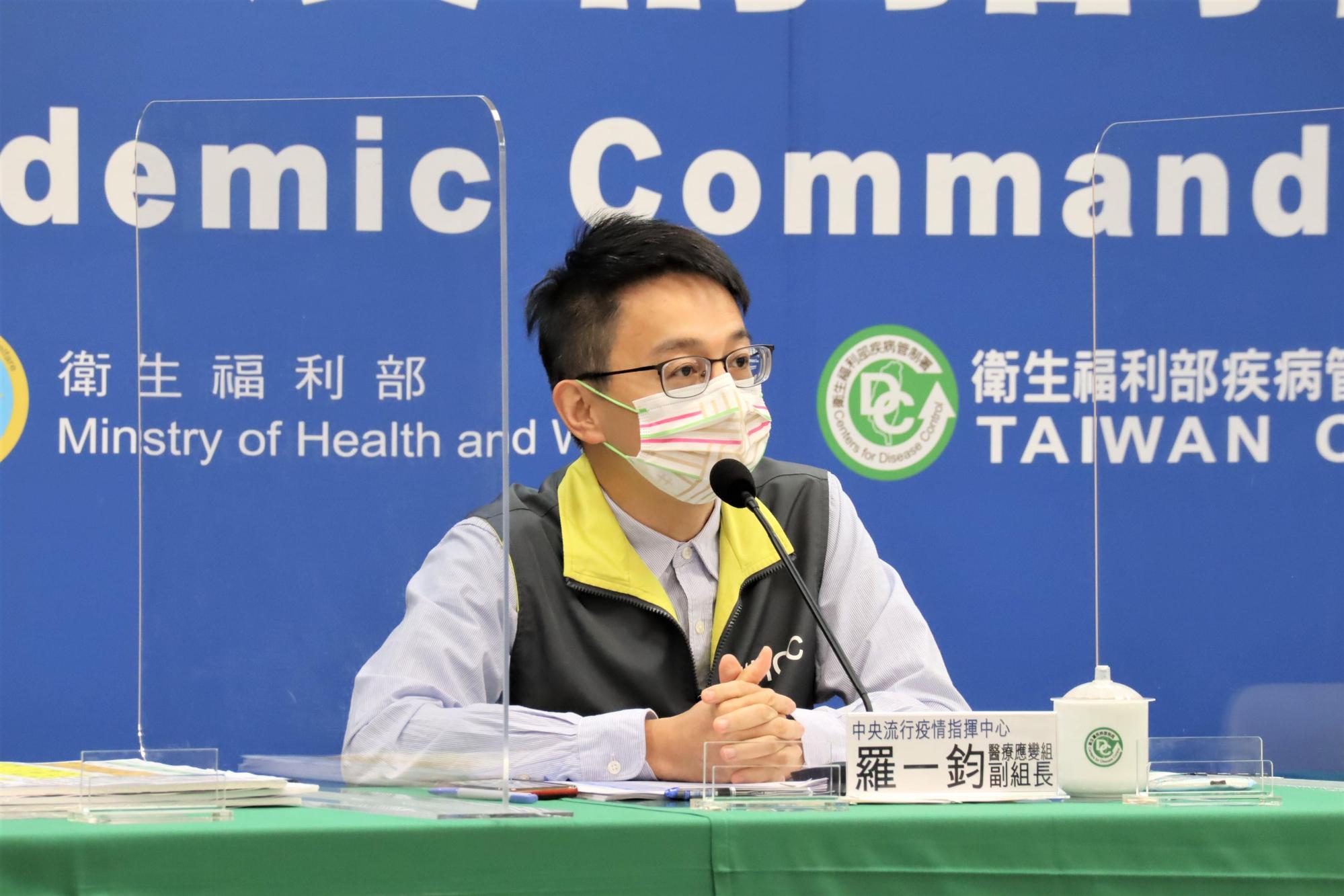 羅一鈞說明基因定序相關情況。（指揮中心提供）