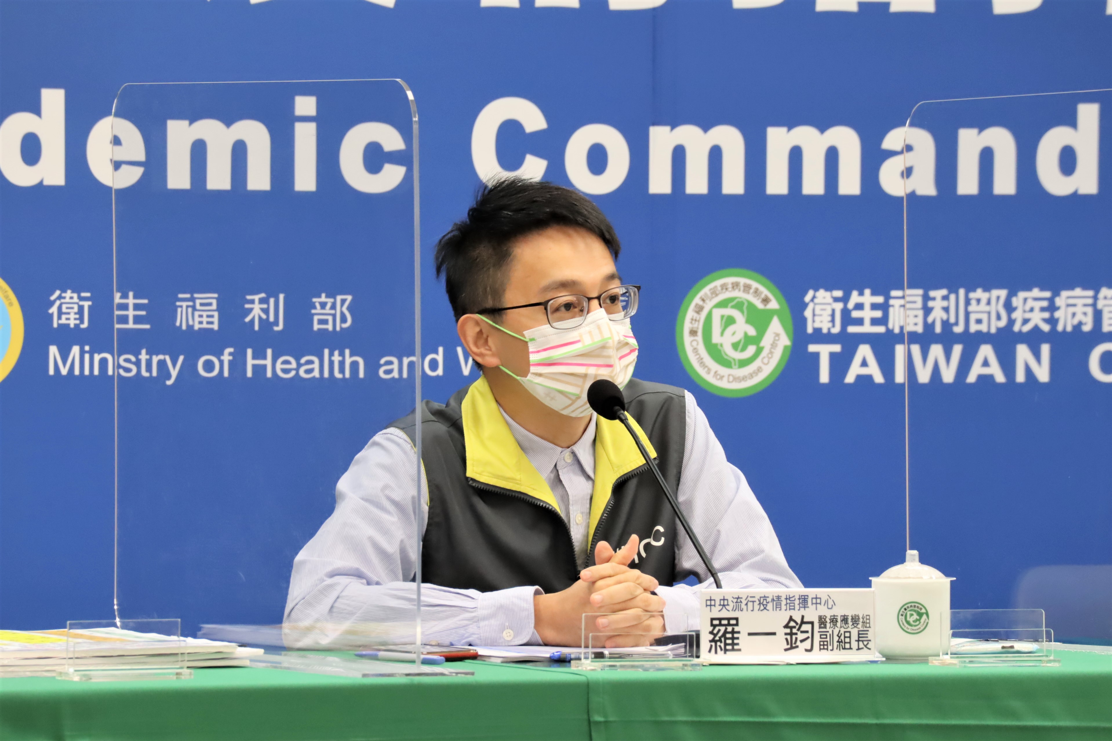 羅一鈞說明基因定序相關情況。（指揮中心提供）