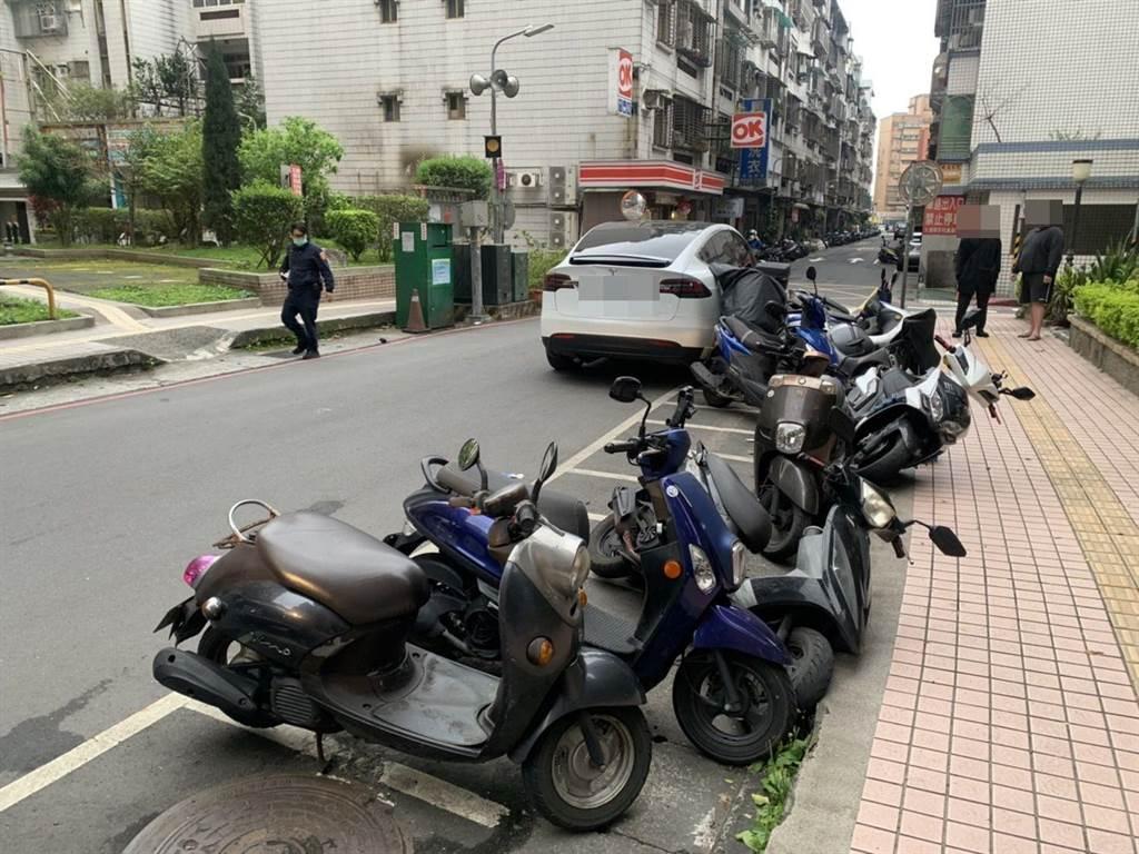 新北市汐止區今發生一起車禍意外,男子駕駛特斯拉電動車連撞路旁9輛機車,所幸無人傷亡。(翻攝畫面)