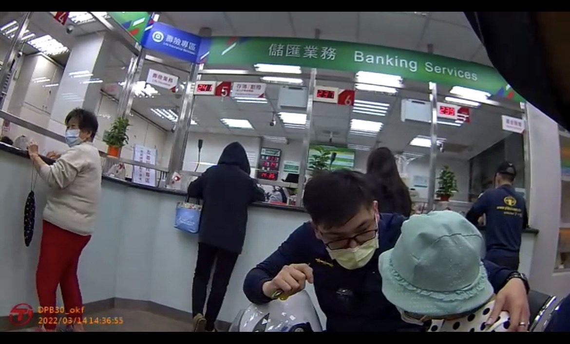 警員向婦人解釋詐團騙人手法。（翻攝畫面）