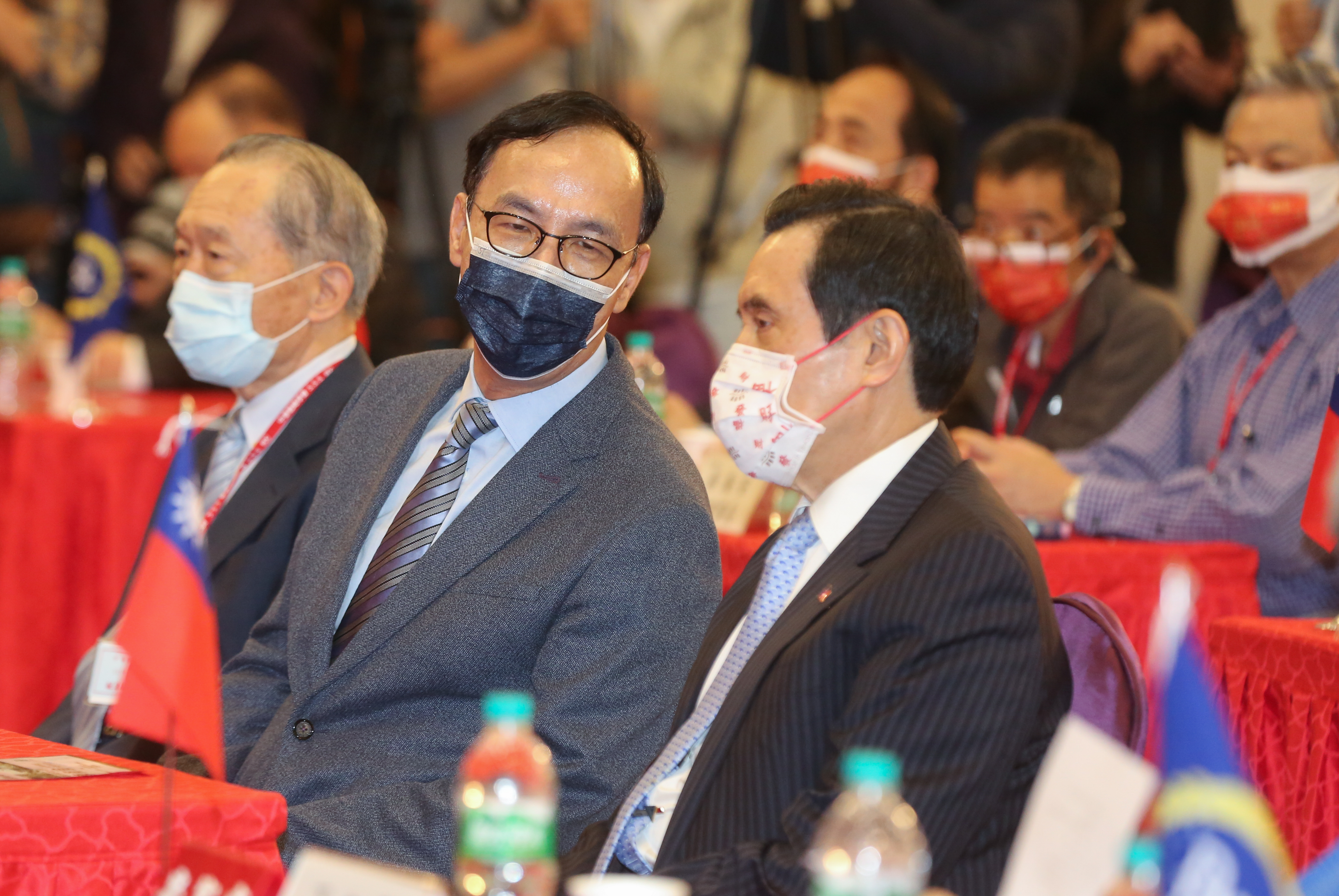 對於中常委選舉爭議，馬英九（右）認為改選是可行的方式，朱立倫（左）則表示中常會以展現改革決心、修改選制。