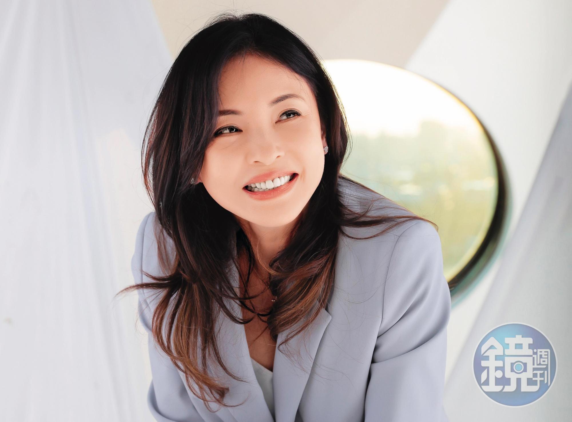 何如芸主演的《婚姻結業式》《一家團圓》熱播，也因再次擁有事業、重新活出自己而容光煥發，她分享幾個豪門貴婦案例，鼓勵大家婚姻要選好門，老公則要選能聊真話的好朋友。