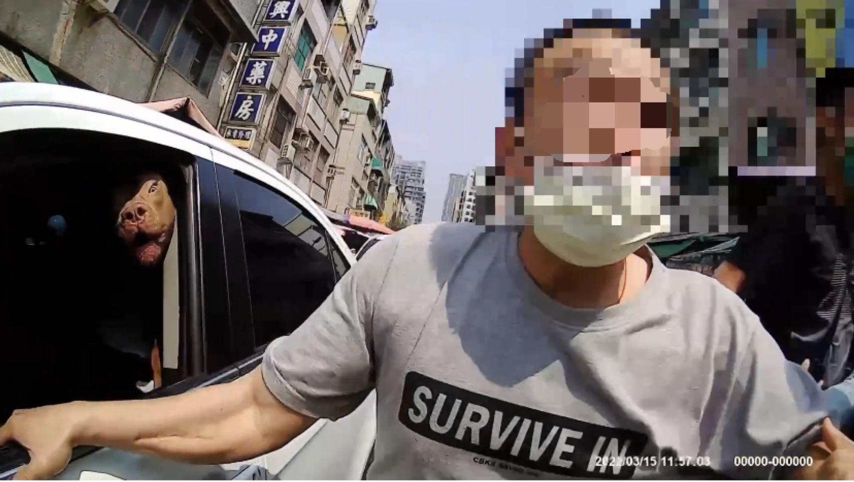 高雄陳姓男子因租車糾紛,當街擄走租車男子。(翻攝畫面)