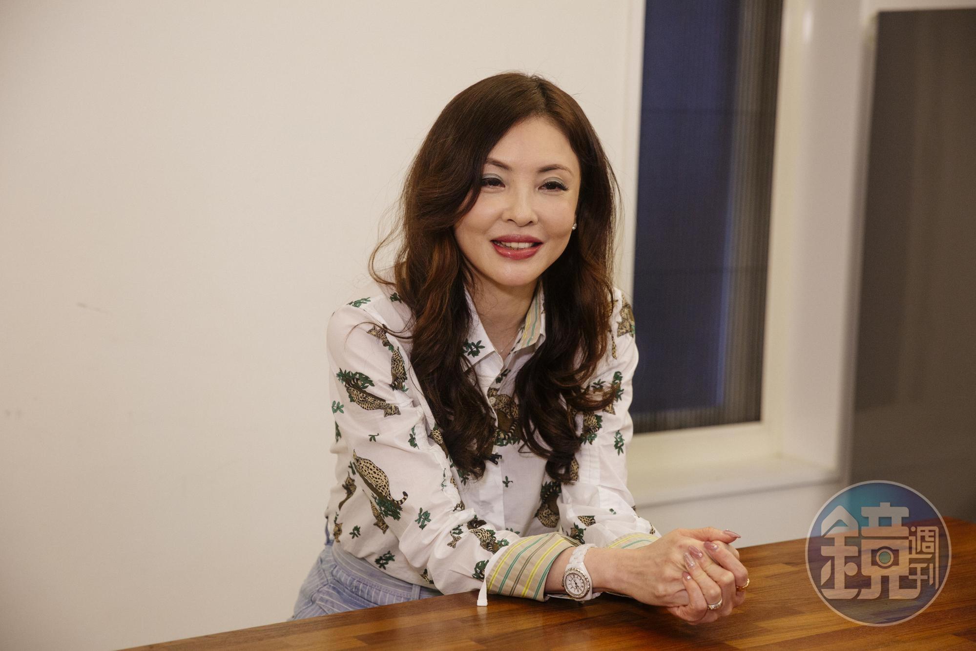 何如芸努力把單身生活活得更好。