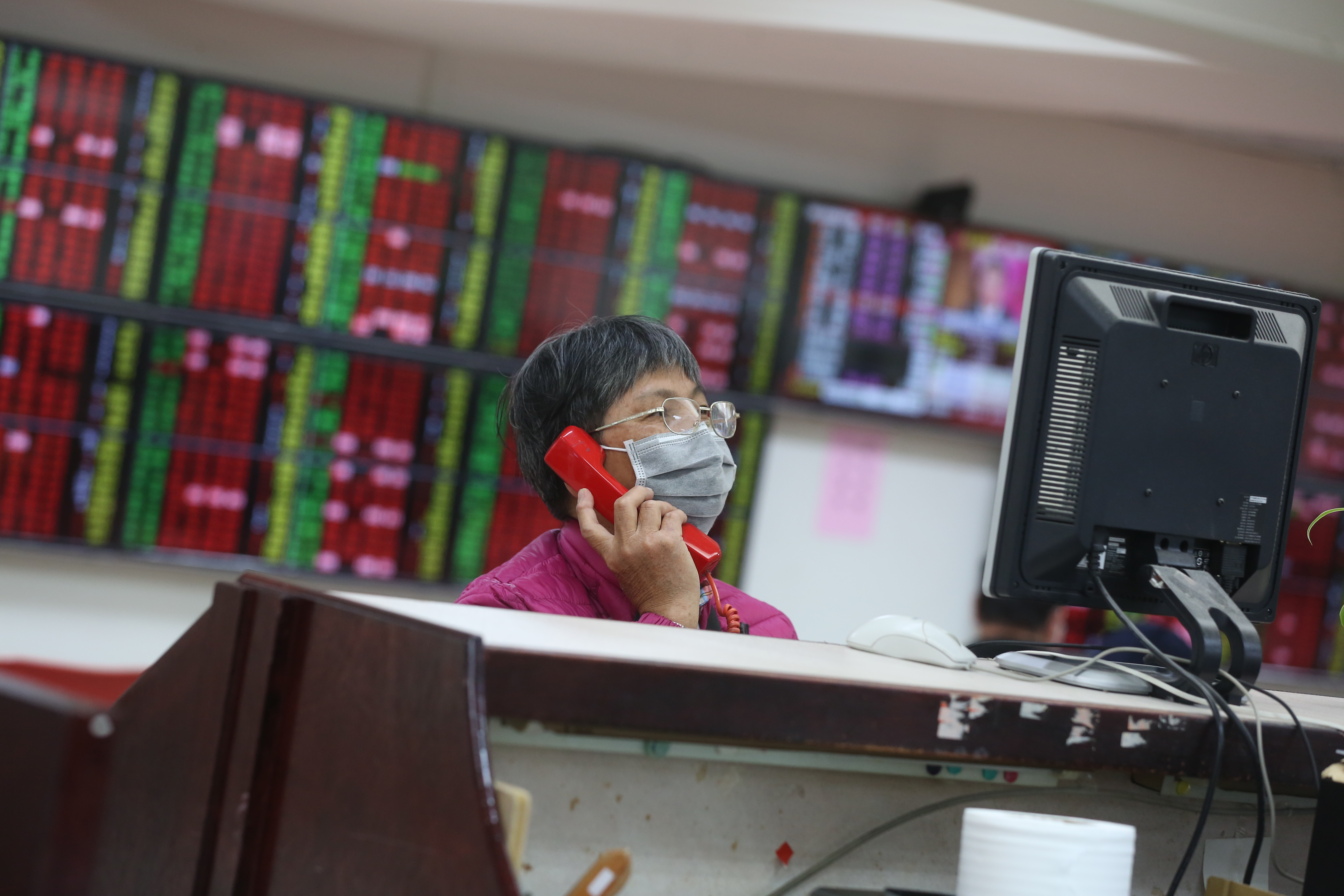 央行升息1碼首日，電子、傳產幾乎全面下跌，與紅通通的金融股呈現兩樣情。（示意圖，本刊資料照）