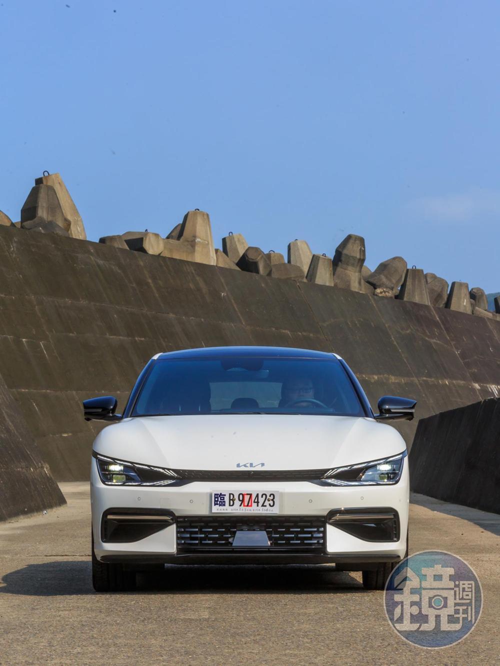 KIA EV6在造型上的美學造詣，堪稱碾壓其他競爭車款的強項。導入了新一代的Opposites United設計語彙，近乎全封閉的車頭結構帶來了更銳利、流利的線條，展現出宛如未來戰機的科技跑格！