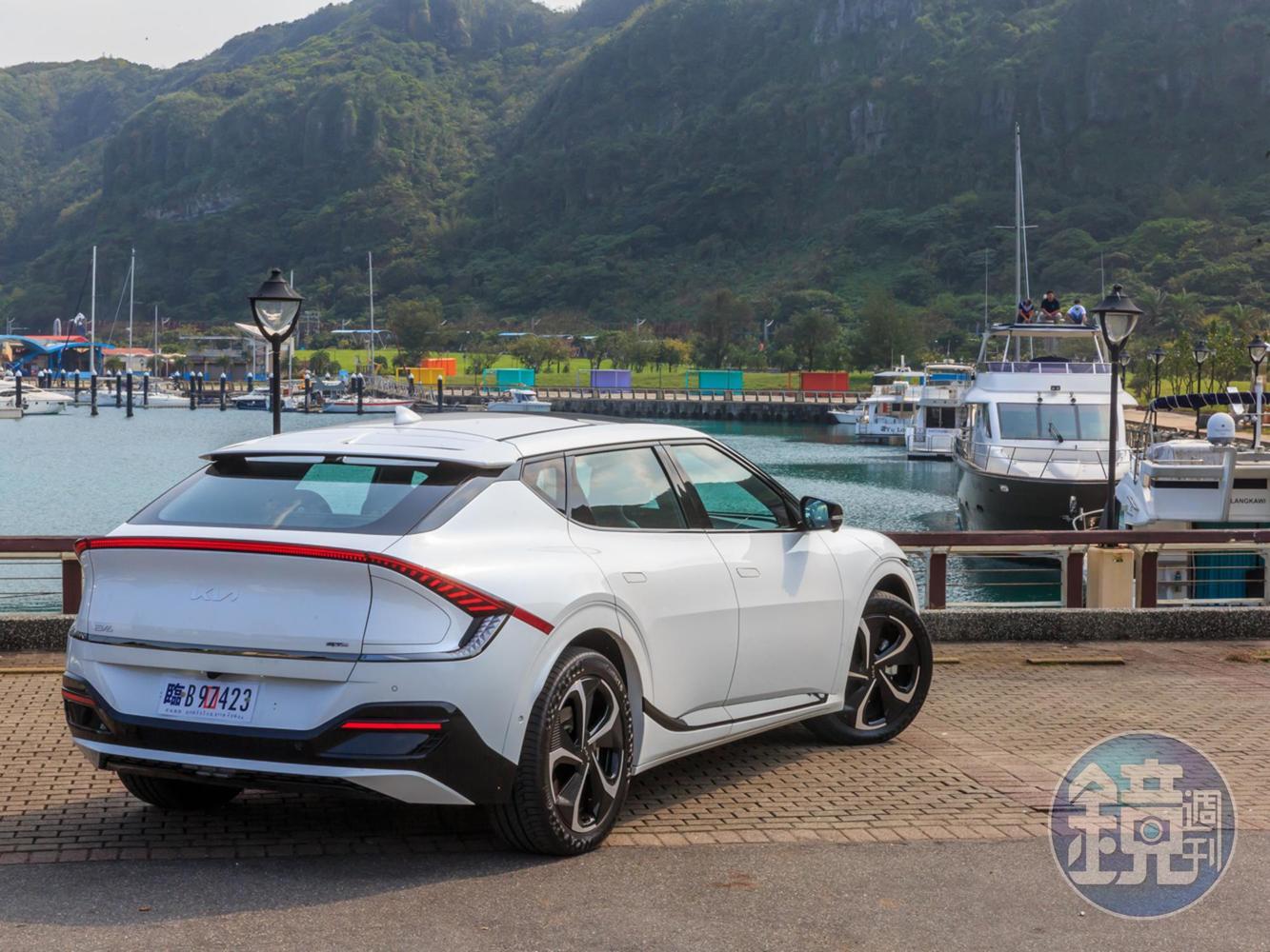 作為品牌在全新純電平台車款上的第一砲，KIA EV6乍看之下甚至還有幾分超跑品牌SSUV的氛圍，也樹立了KIA在純電車領域中不敗的美形標竿。
