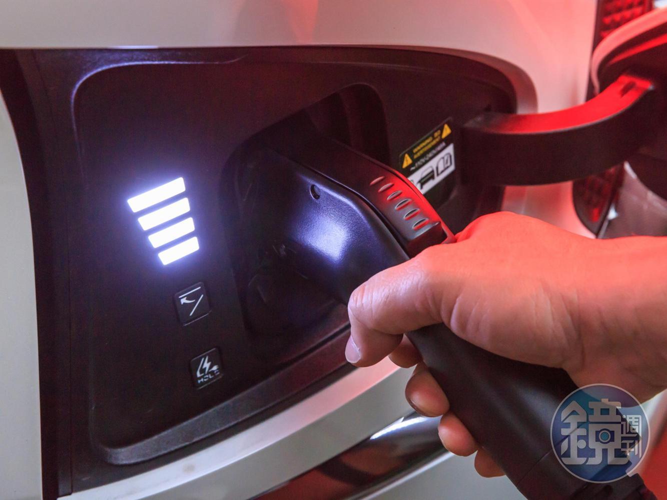 可支援800/400V DC超充的電池系統，只要搭配可以輸出240KW以上電力的800V DC超充站，從10%充電至80%僅需18分鐘，且僅需要4.5分鐘就能補足行駛100公里的電量，並在接上V2L車外電器電源分享器後，可提供電力給其他電器用品。