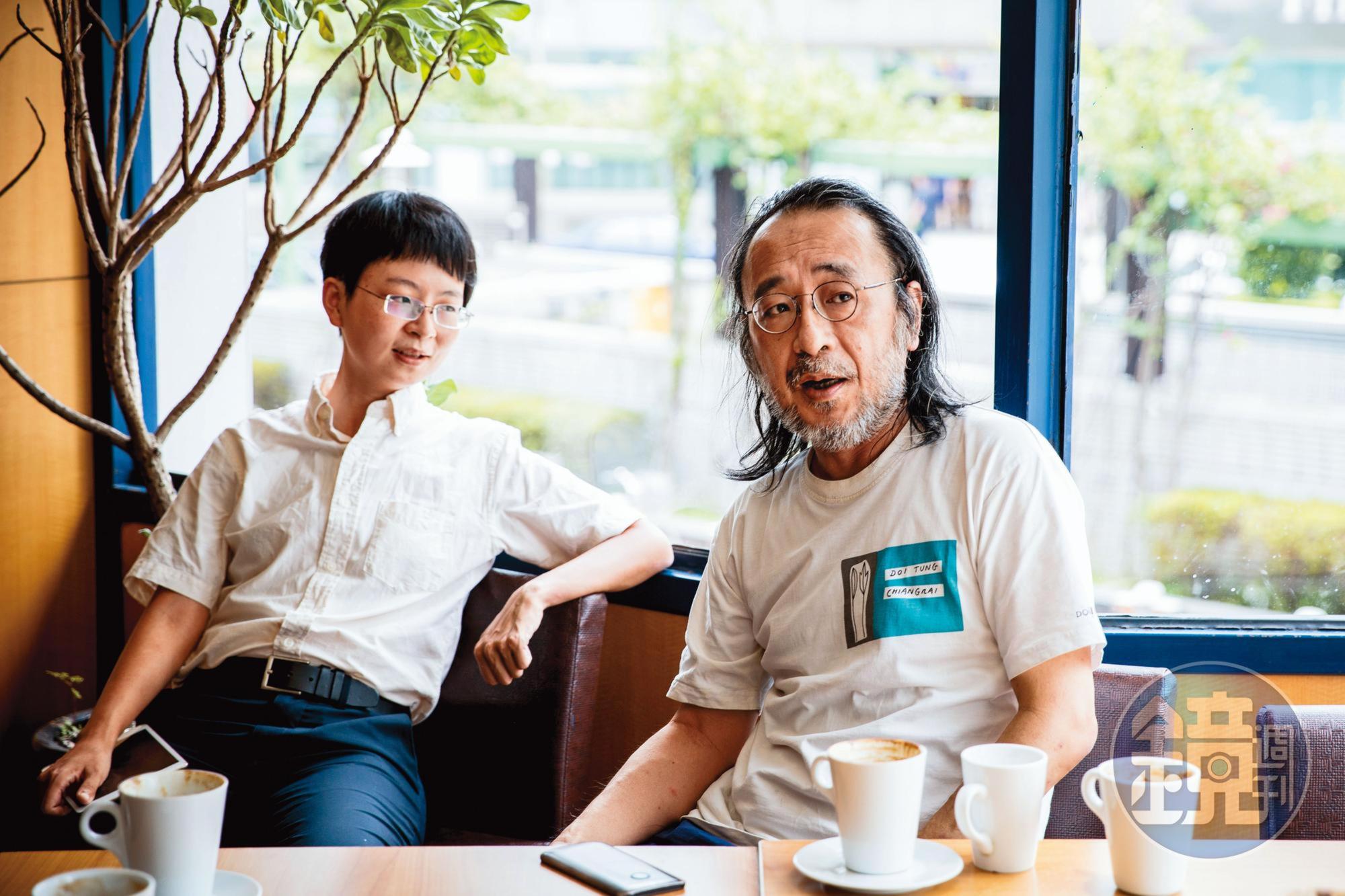 朱天心的先生謝材俊（唐諾，右）與兒子謝海盟（左）亦是作家。