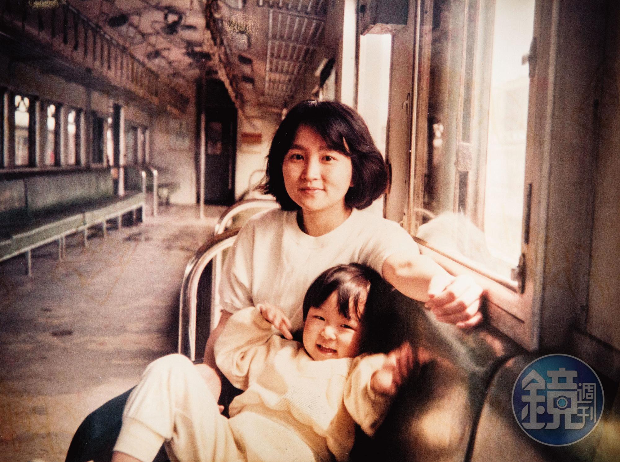 朱天心說因為怕偏心，所以只生一個孩子，給孩子全部的愛。圖為她與幼年謝海盟合影。（朱天心提供）