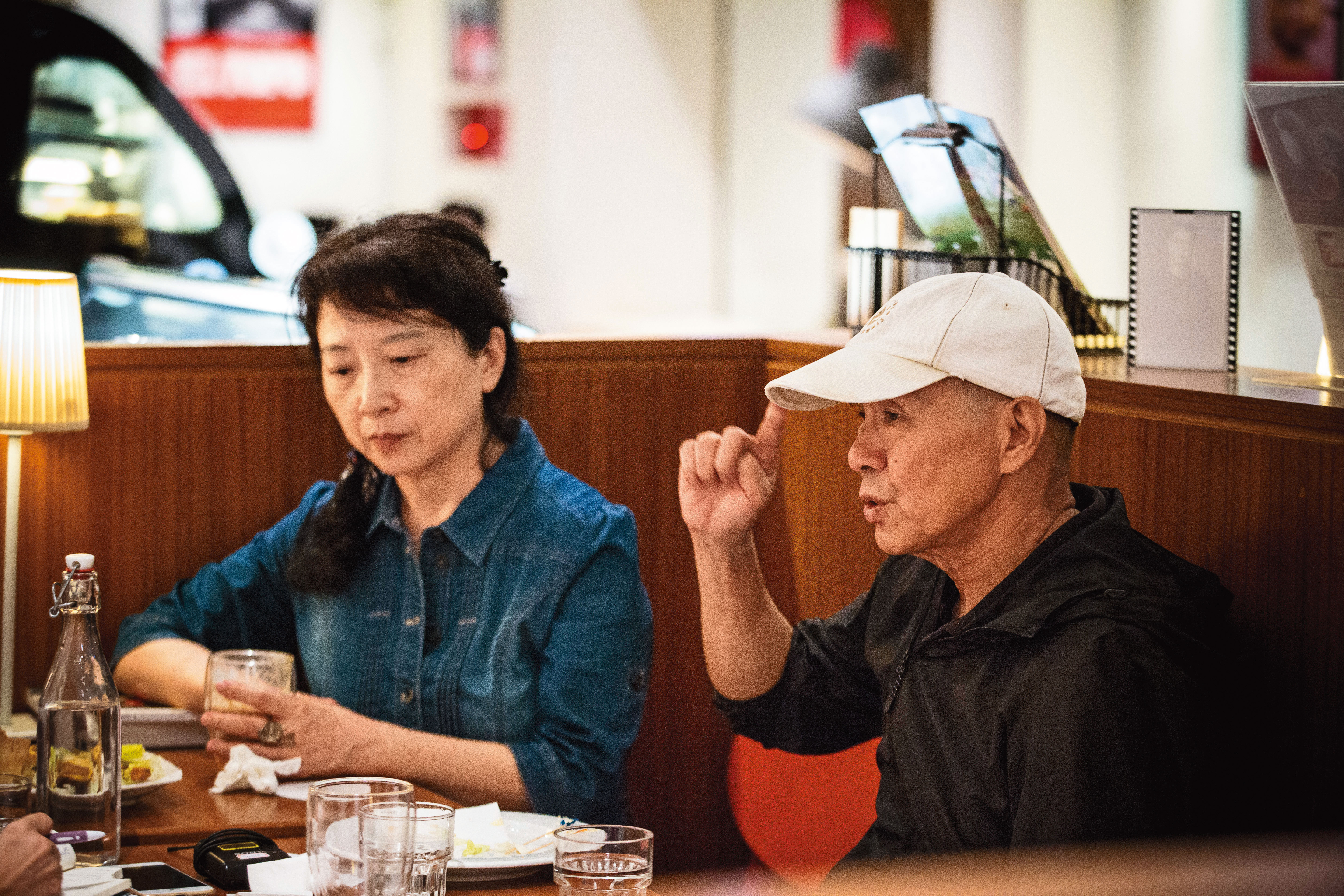 朱天文（左）與侯孝賢（右）合作41年，編劇與導演默契太好，往往一人開了個頭，另一人就能把話接下去，似乎連呼吸都一致。