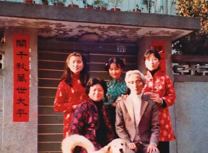 朱西甯、劉慕沙與女兒朱天文、朱天心和朱天衣，在台北市辛亥路的房子前合影。（朱天文提供）