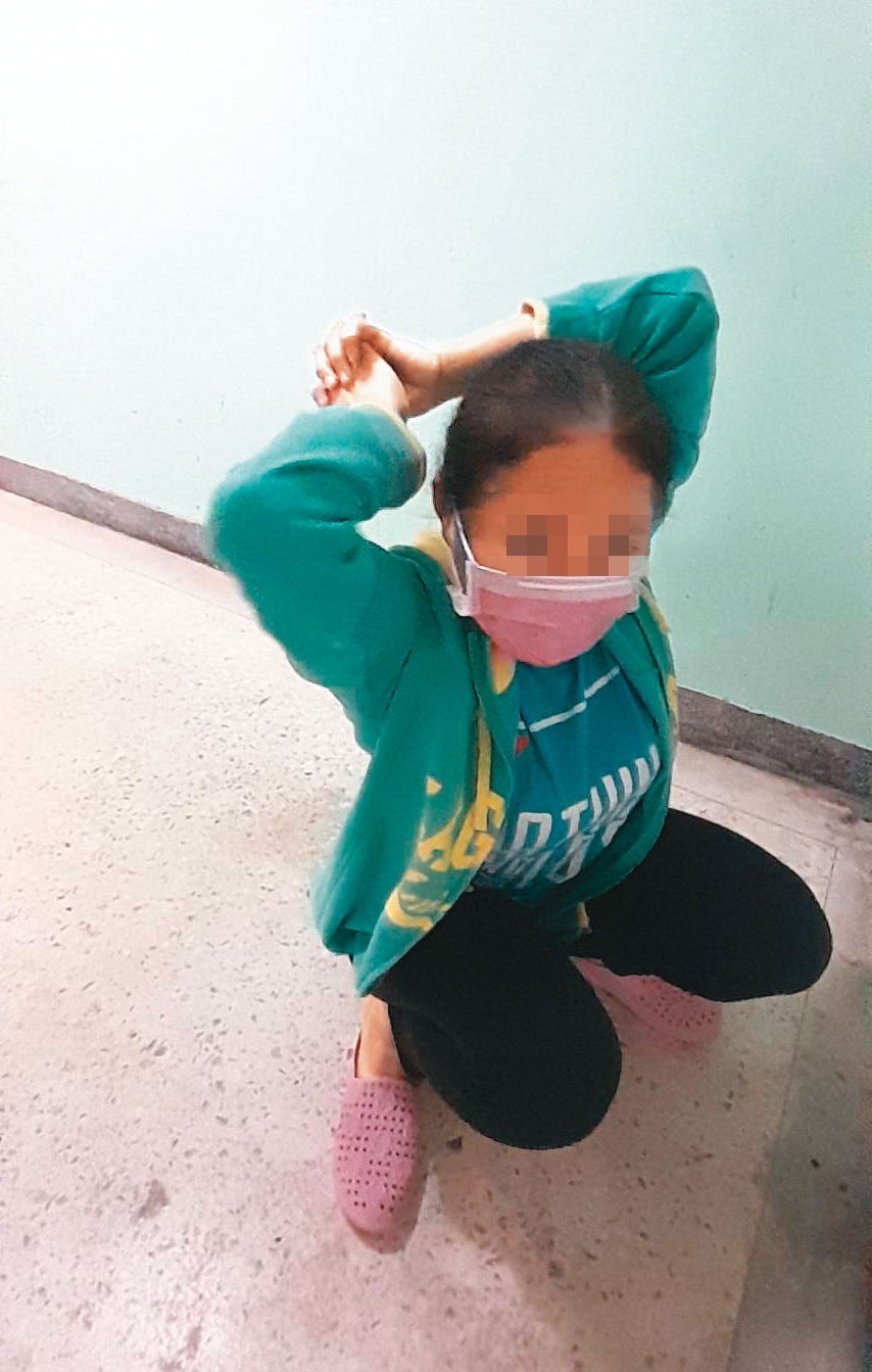 印尼女移工阿迪(圖)還原遭雇主林昶丞上銬、拖行的情況。(讀者提供)