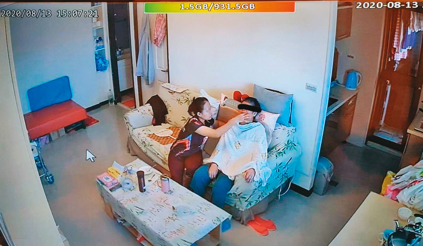 阿迪（左）餵食林母（右）的畫面，被林昶丞認為是虐待行為。（林昶丞提供）