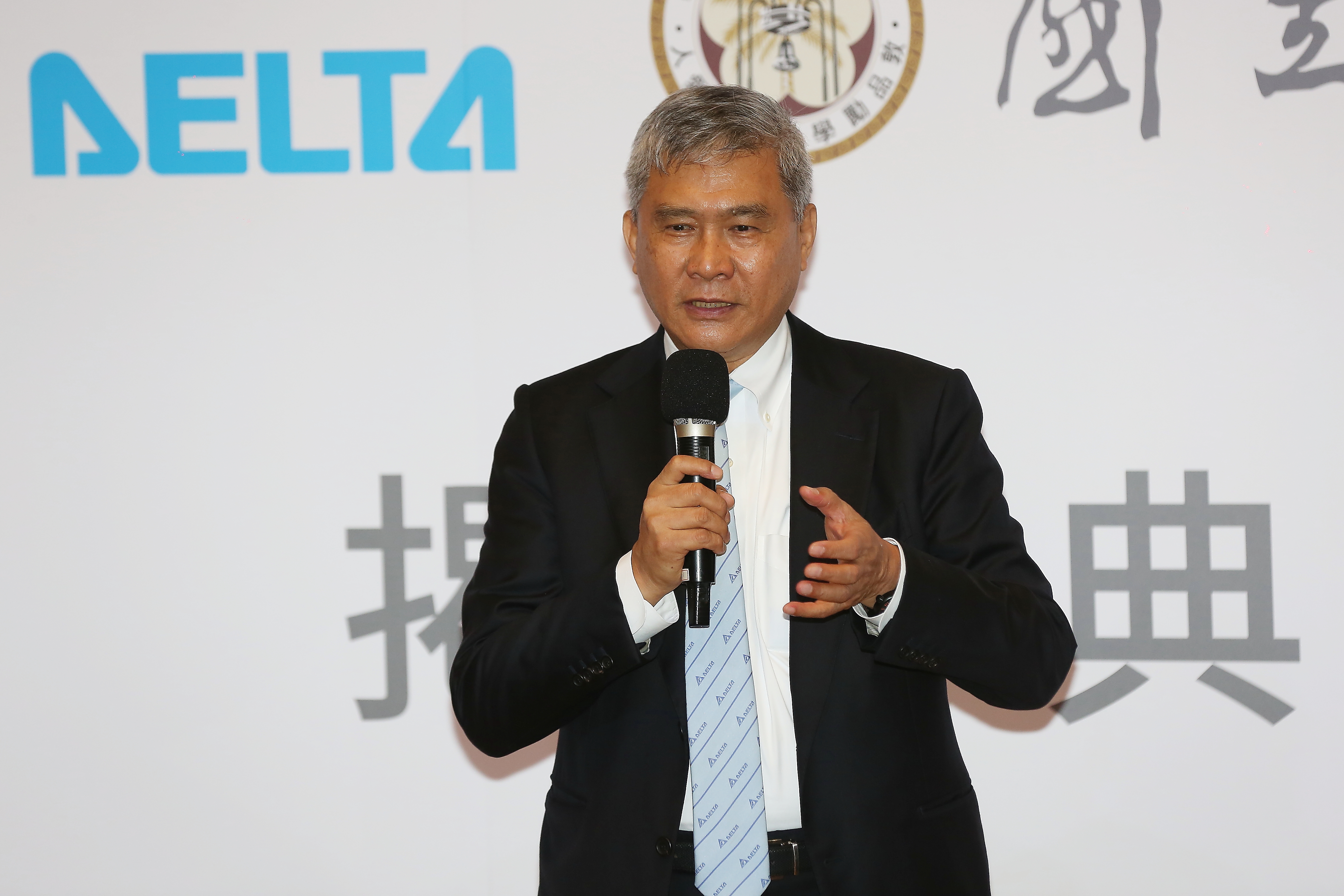 台達電董事長海英俊現身台大，宣布台達電斥資超過1億元經費，成立「台達台大聯合研發中心」。