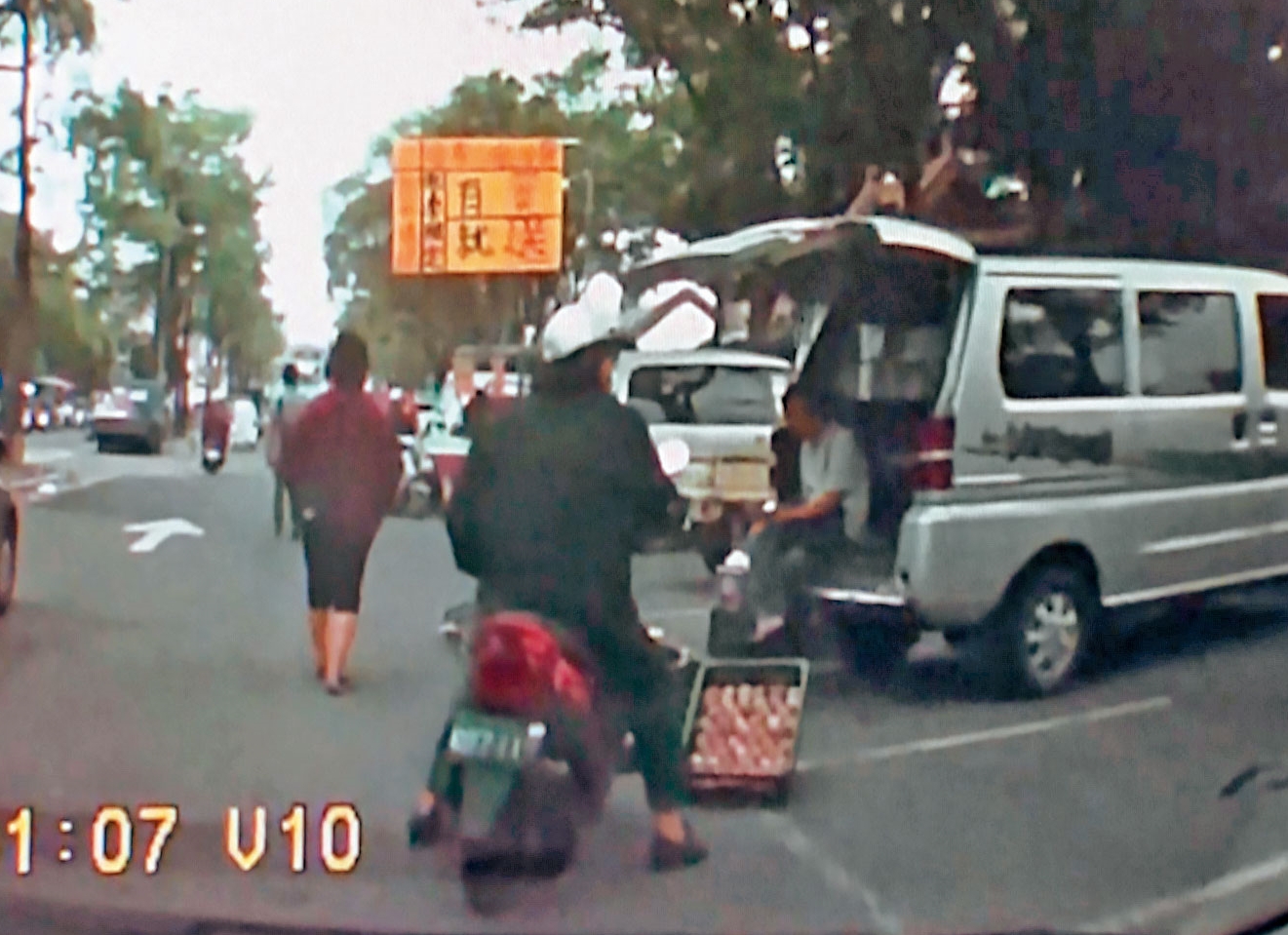 劉志明騎機車與死者的轎車發生小擦撞，行車記錄器錄下機車車號。（翻攝畫面）