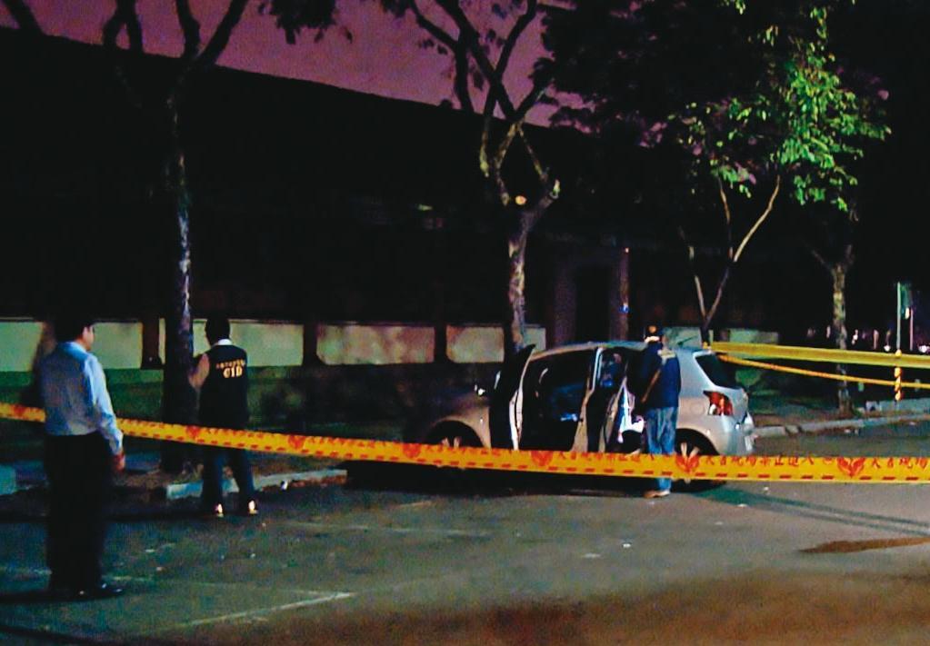 死者的車被發現停在路邊停車格，警方圍起封鎖線，在現場仔細蒐證。（東森新聞提供）