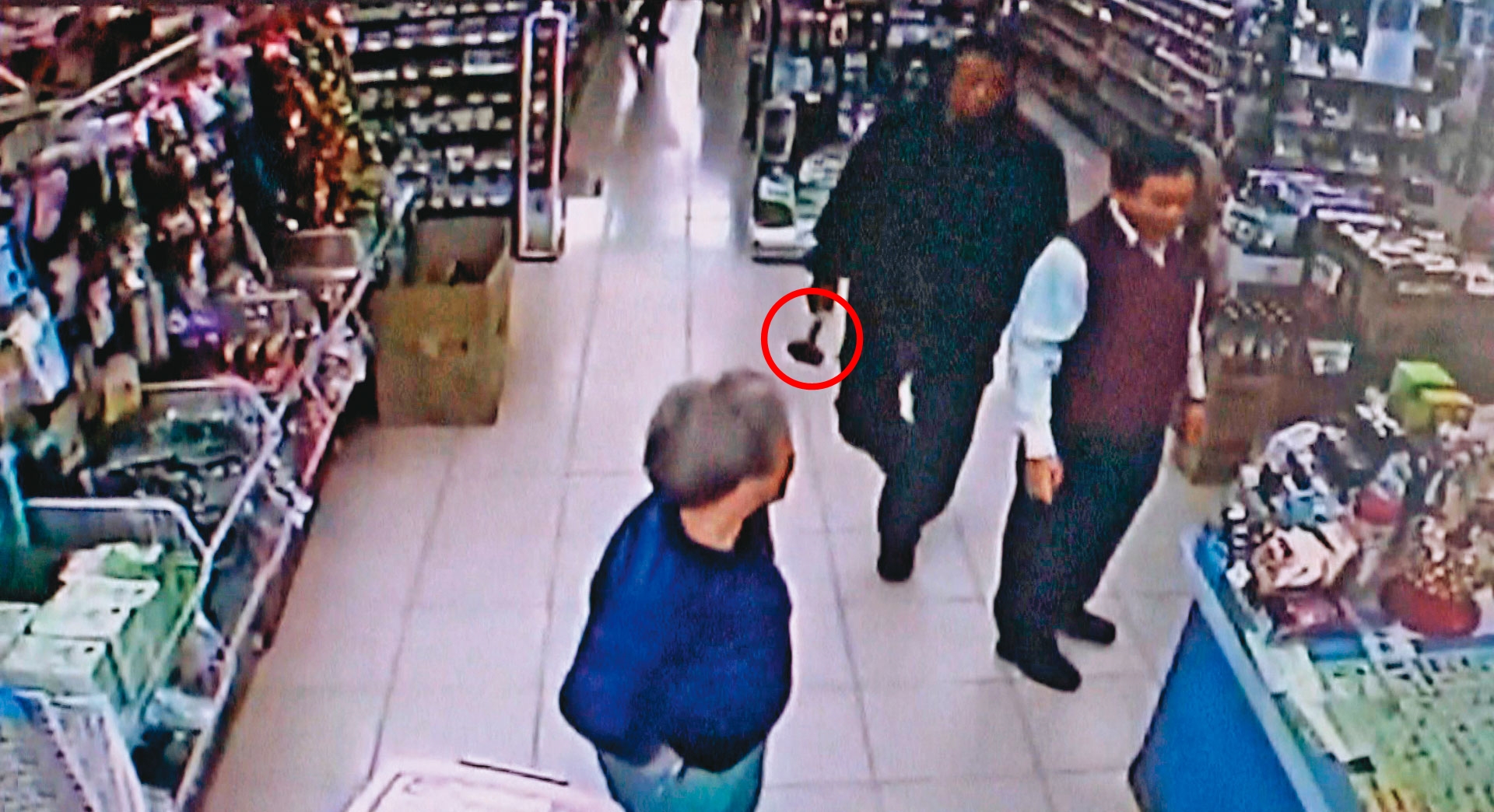 劉志明（中）犯案前一天到五金行買榔頭，被店內監視器錄下。（翻攝畫面）