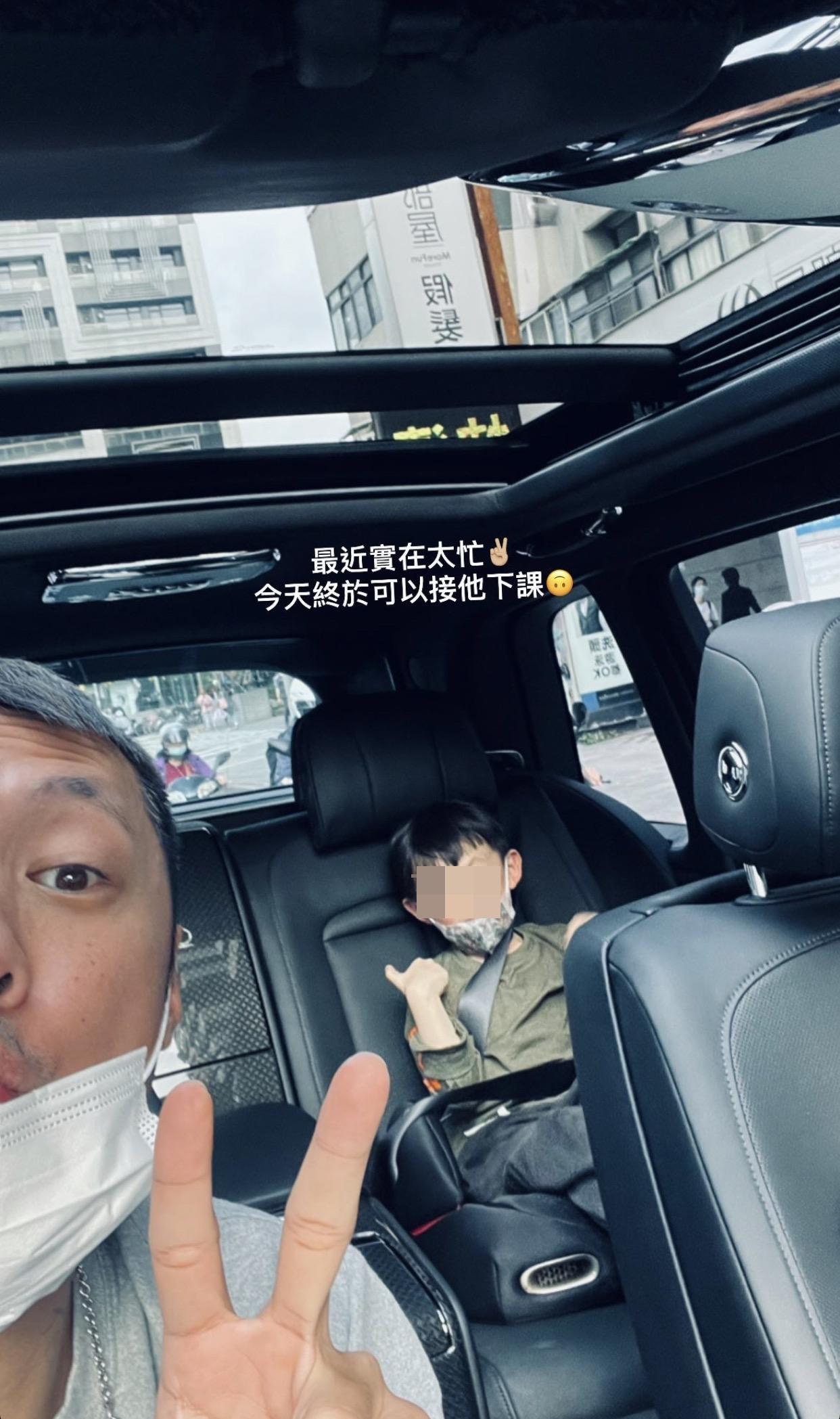 趁著工作餘暇余文樂親自接兒子放學，難得父子有單獨相處的時間。（尚慶創意提供）