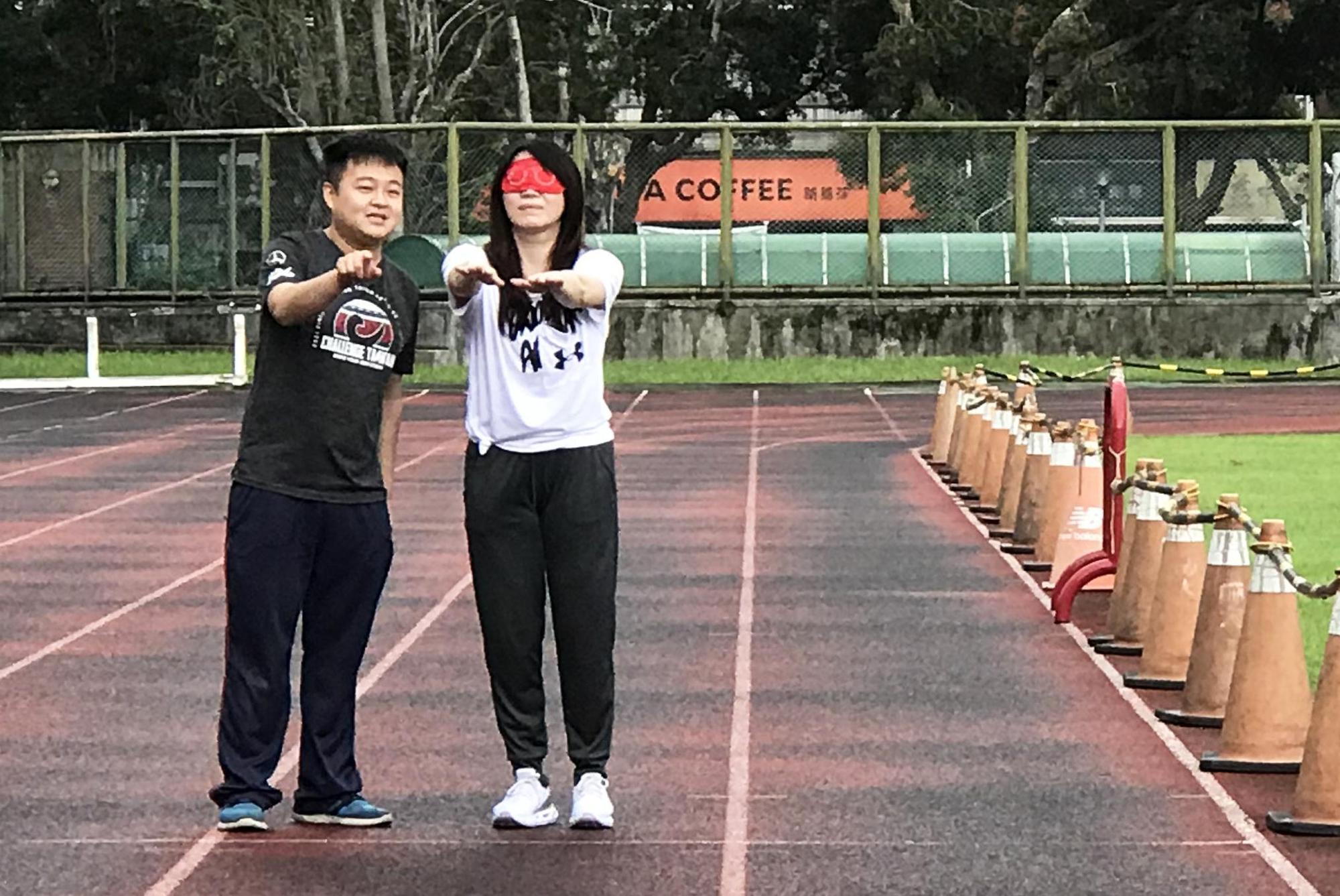 公視金鐘身心障礙節目《聽聽看》，左起為視障馬拉松好手呂冠霖跟許皓宜老師學習盲跑激發同理心。（公視台語台提供）