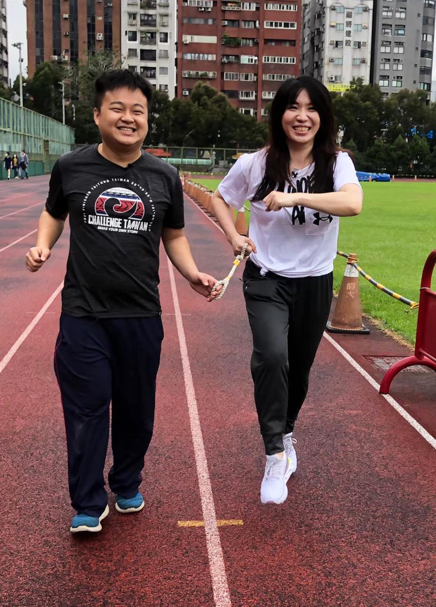 視障馬拉松好手呂冠霖跟許皓宜老師學習陪跑。（公視台語台提供）