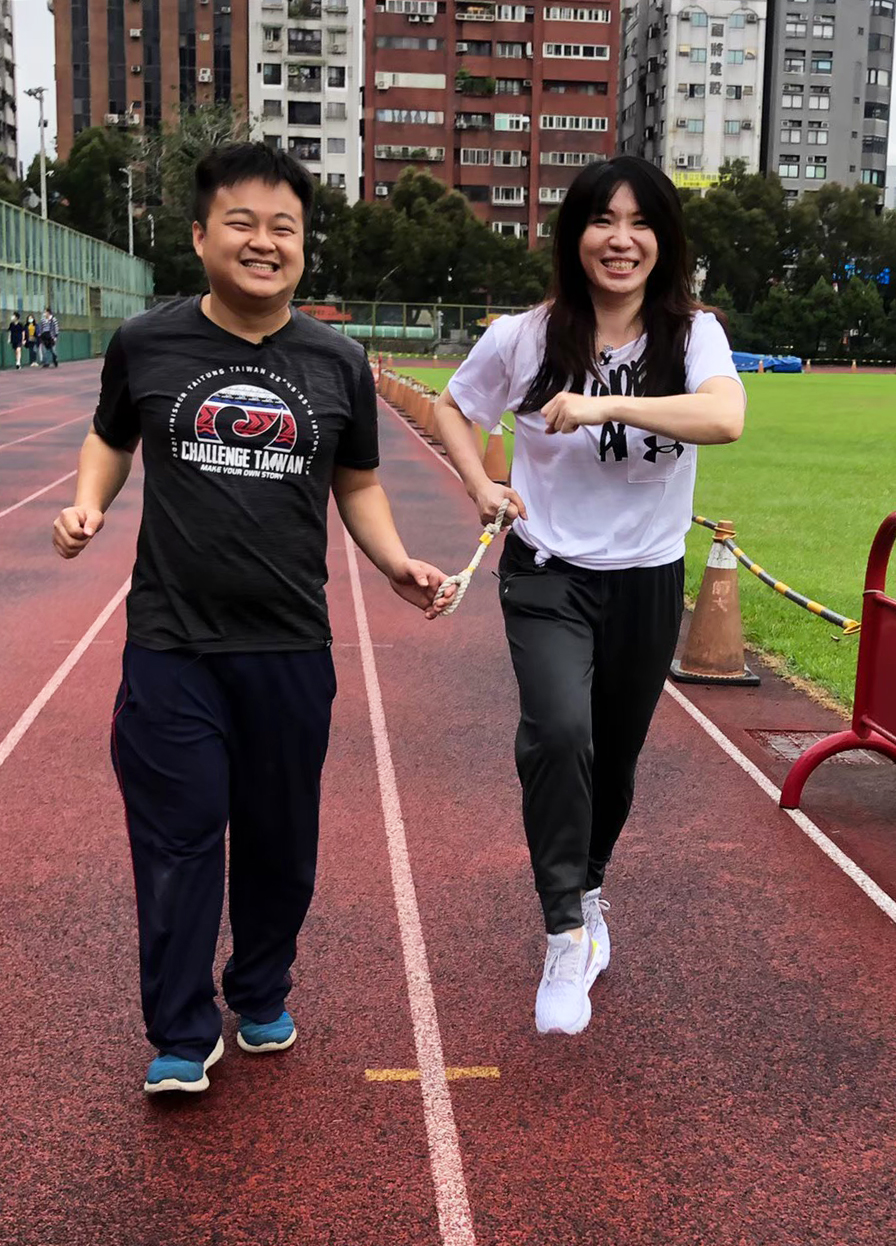 視障馬拉松好手呂冠霖跟許皓宜老師學習陪跑。（公視台語台提供）