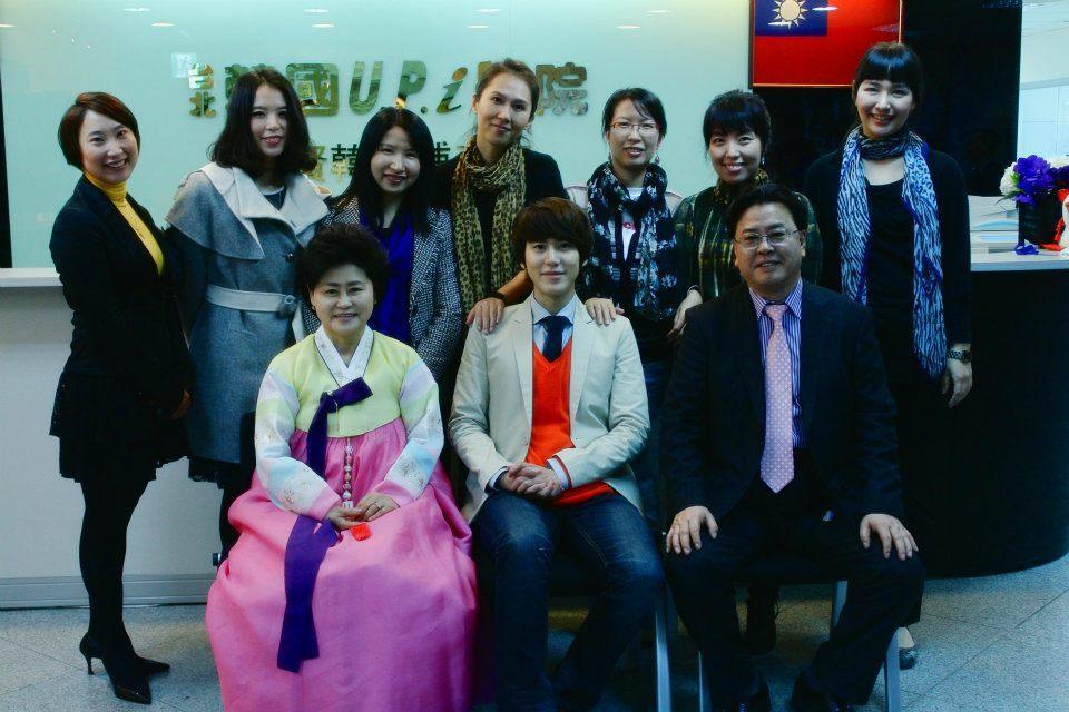 「圭賢韓文補習班」2012年開設時,圭賢也親自來台支持。(翻攝自圭賢韓語補習班 - 한국upi학원臉書)