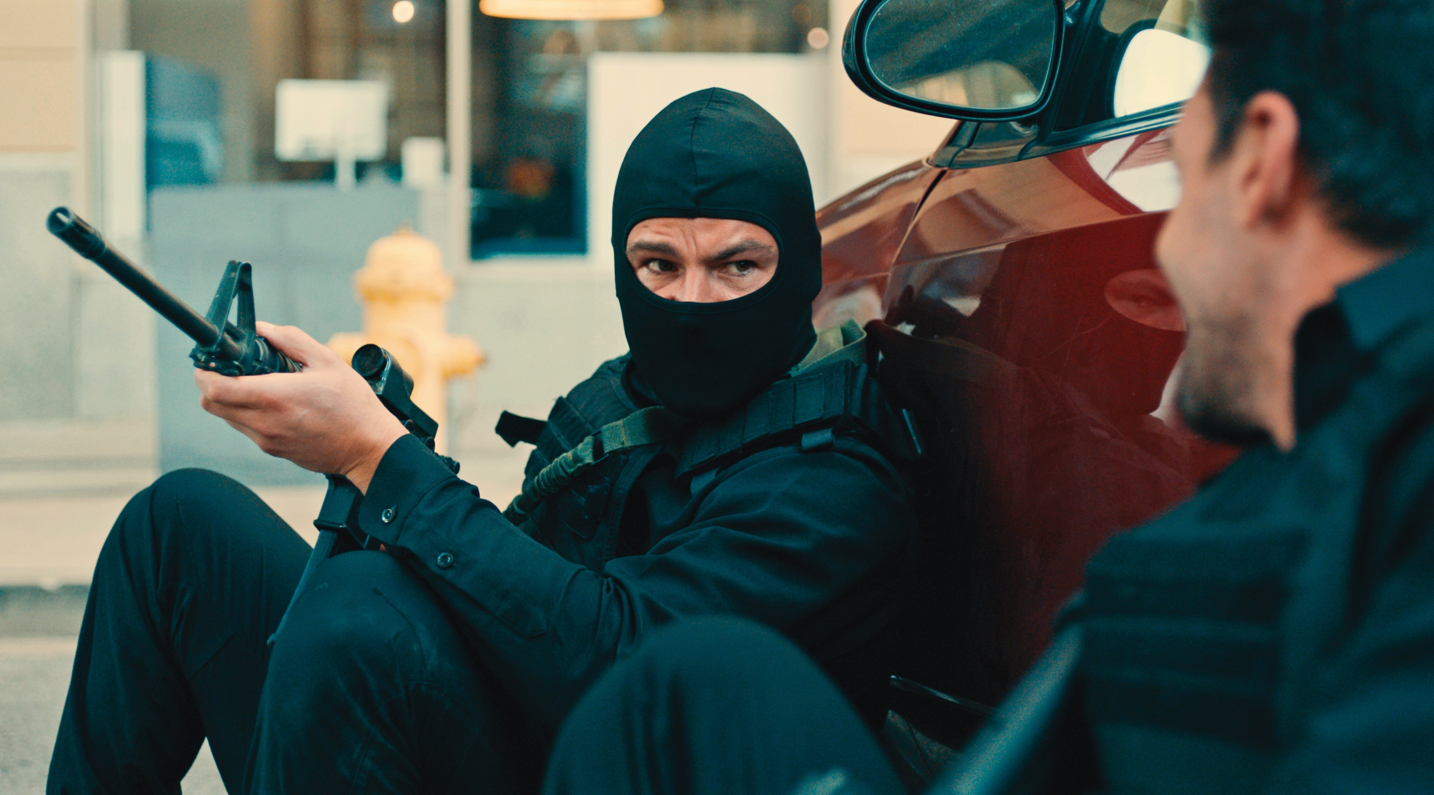 喬許哈奈特率領一組攻堅小隊，準備幹一票搶案幫助正在吃牢飯的搶匪老媽出獄。（可樂提供） 