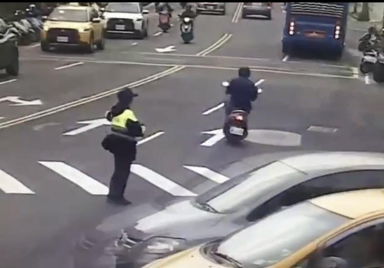 女警街頭執勤護衛老人小孩民眾肯定。（翻攝畫面）