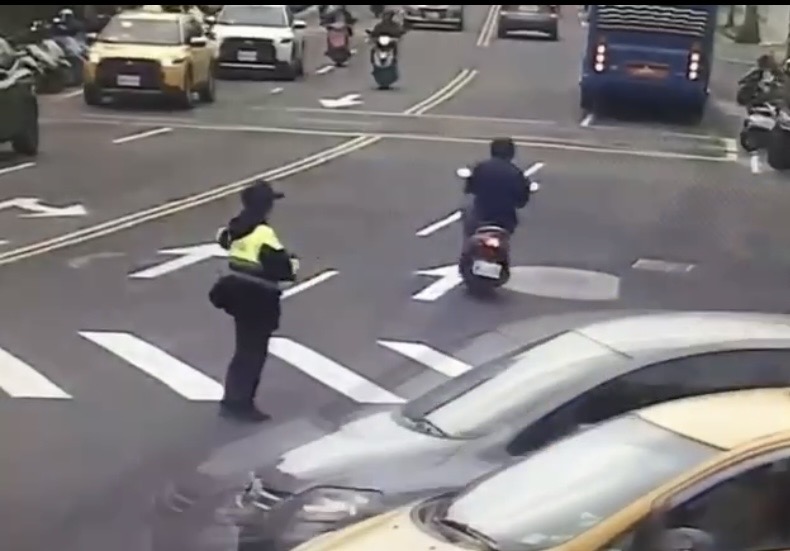 女警街頭執勤護衛老人小孩民眾肯定。（翻攝畫面）