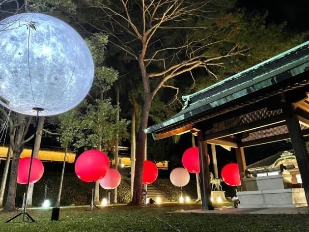 巨型月亮及星球圍繞在神社建築，讓市民朋友彷彿置身於奇幻的世界。（桃園市政府提供）