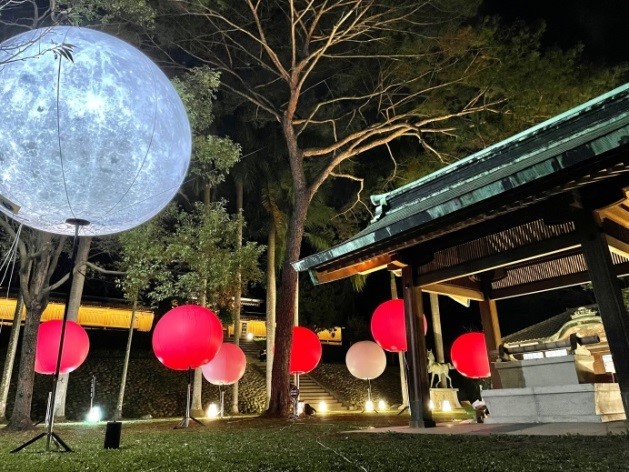 巨型月亮及星球圍繞在神社建築，讓市民朋友彷彿置身於奇幻的世界。（桃園市政府提供）