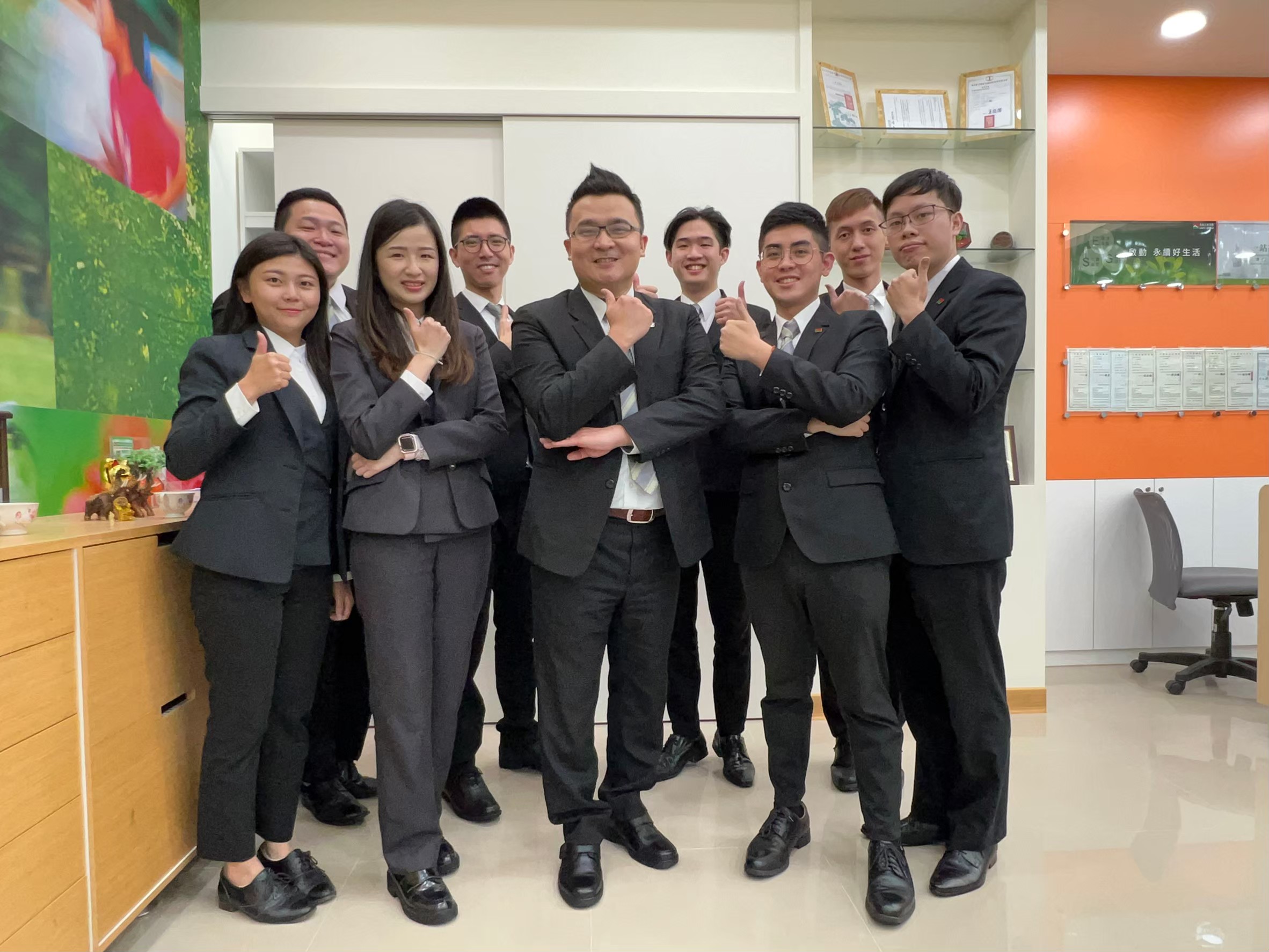 信義房屋文湖國小店經理孫國豪擁有台大工商管理系高學歷，旗下團隊全都是從業資歷未滿1年的房仲新人。（信義房屋提供）
